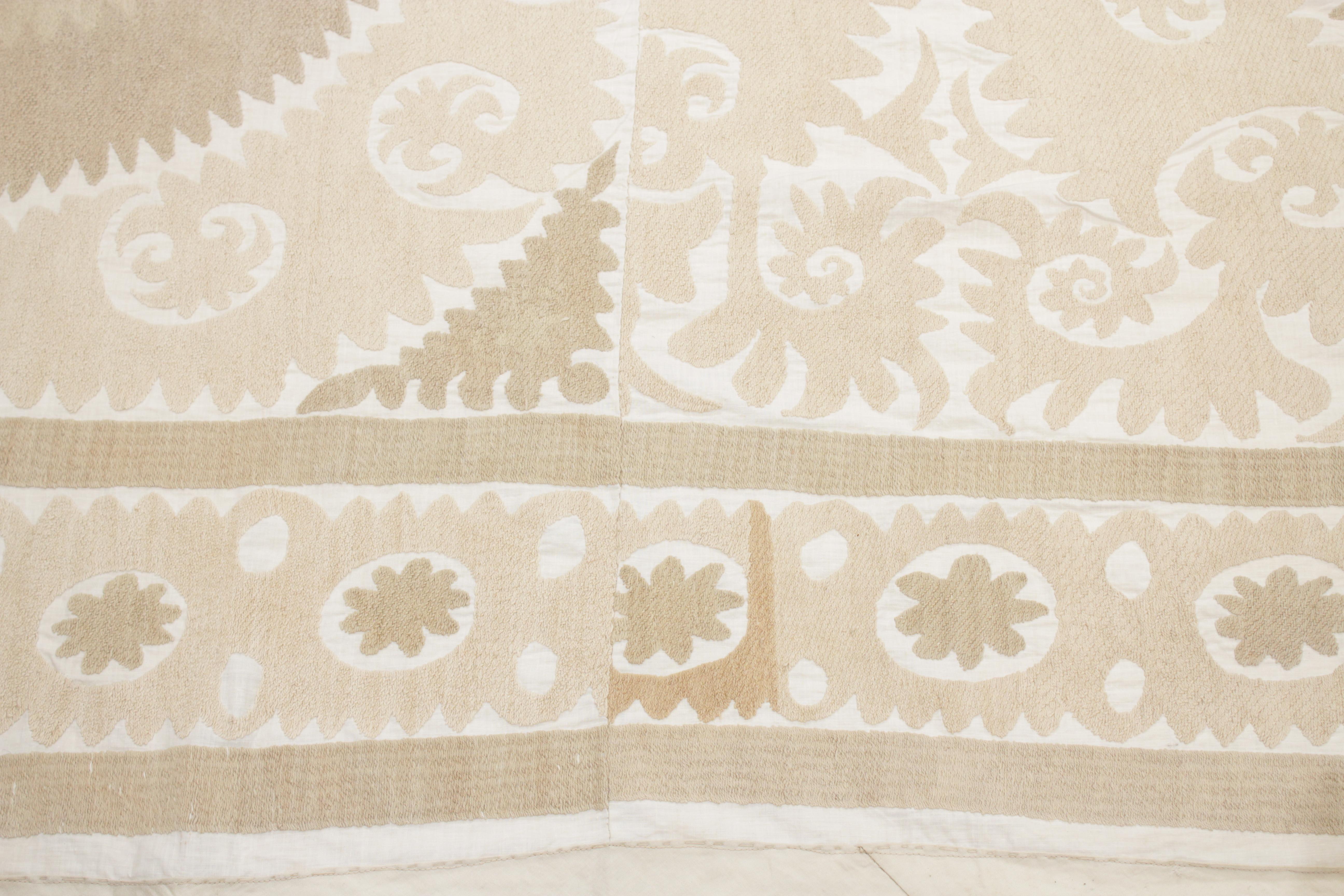 broderie Suzani Asie centrale vintage de couleur pastel en vente 3