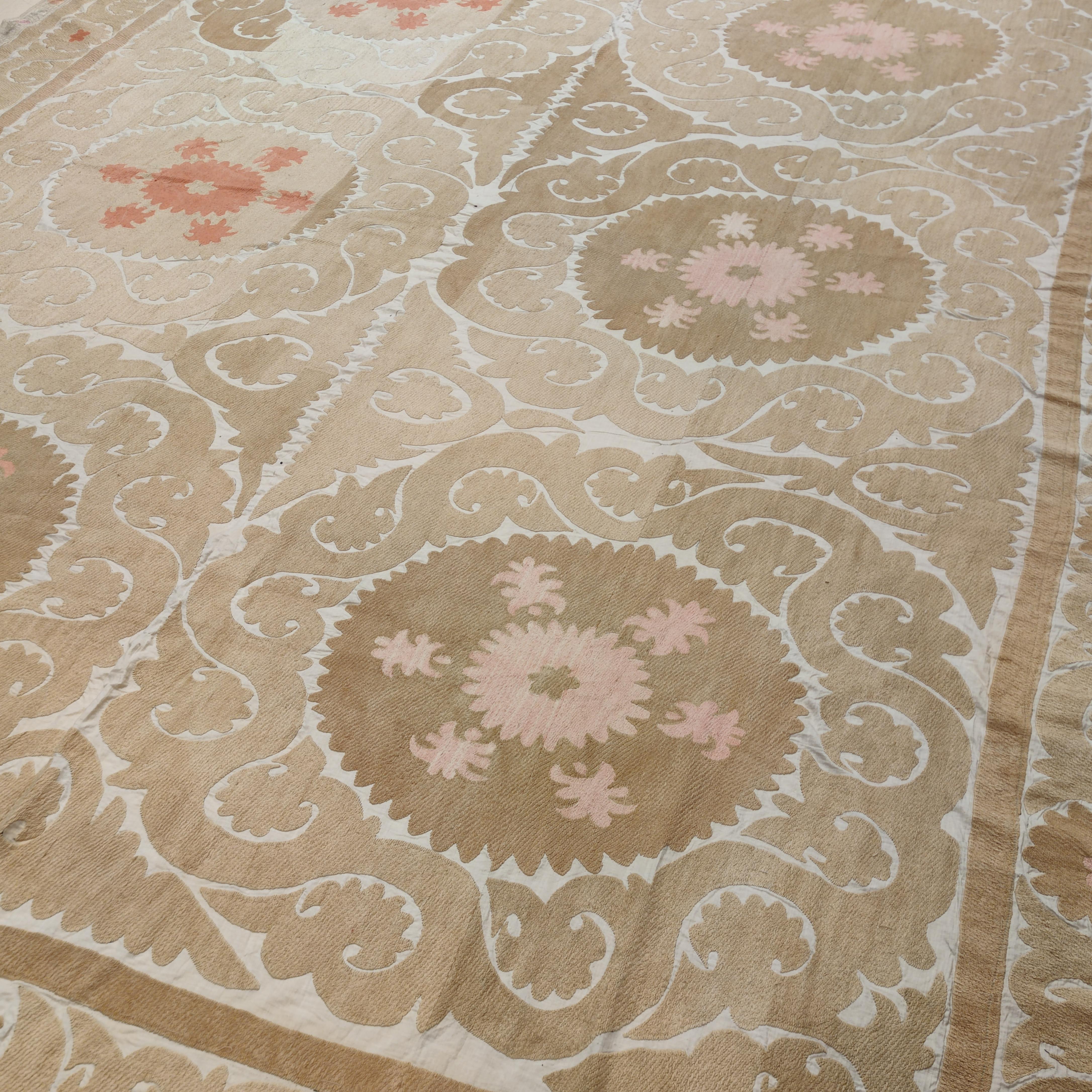 Die Suzani-Textilien aus Usbekistan sind die raffinierteste und eleganteste Erscheinungsform der zentralasiatischen Textilkunsttradition. Exquisite Stickereien wie diese wurden von jungen Frauen gewebt, um ihre Mitgift zu bereichern, weshalb sie