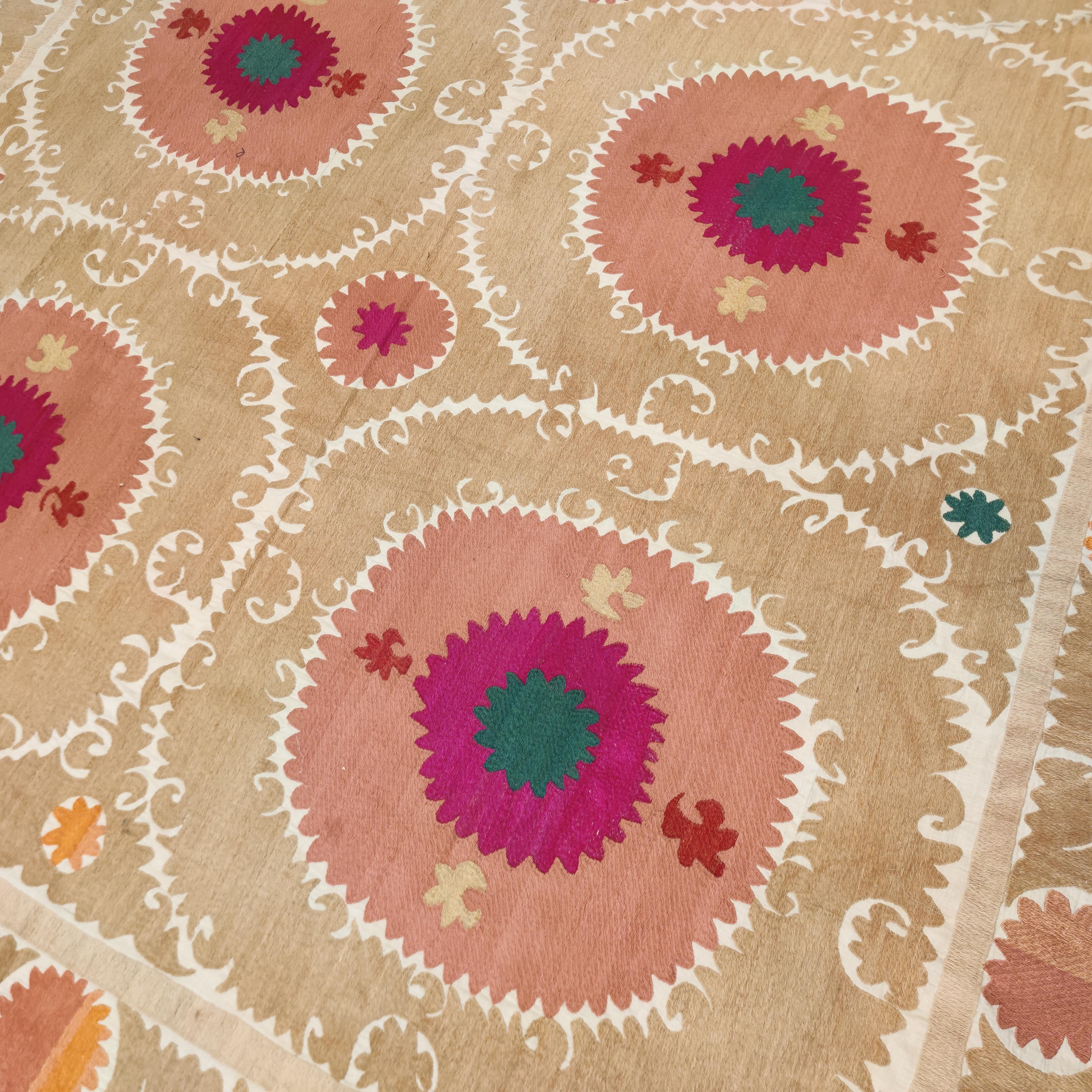 Die Suzani-Textilien aus Usbekistan sind die raffinierteste und eleganteste Erscheinungsform der zentralasiatischen Textilkunsttradition. Exquisite Stickereien wie diese wurden von jungen Frauen gewebt, um ihre Mitgift zu bereichern, weshalb sie