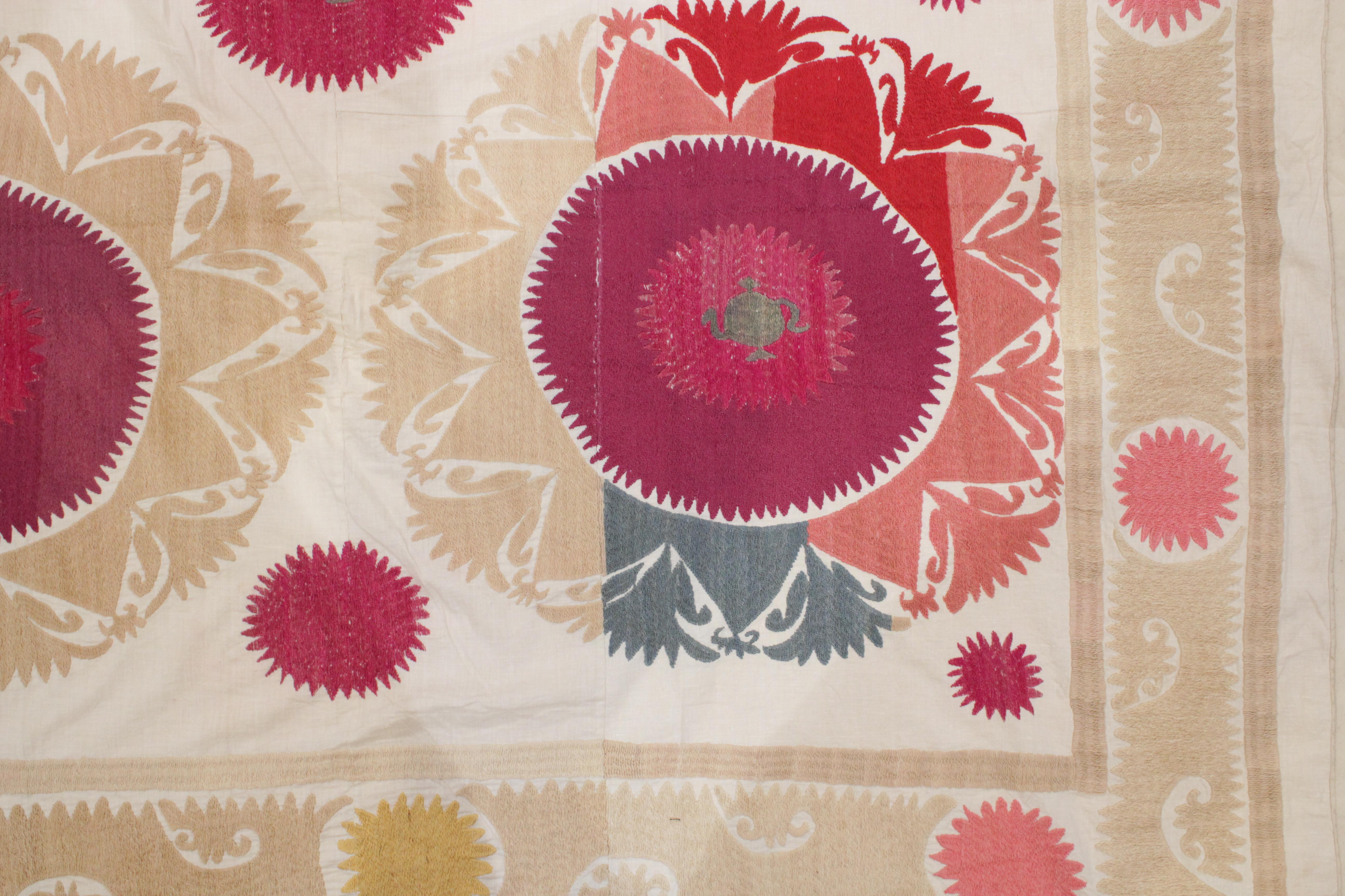 Les textiles Suzani d'Ouzbékistan représentent la manifestation la plus raffinée et la plus élégante de la tradition de l'art textile d'Asie centrale. Les broderies exquises telles que celle-ci étaient tissées par les jeunes femmes afin d'enrichir