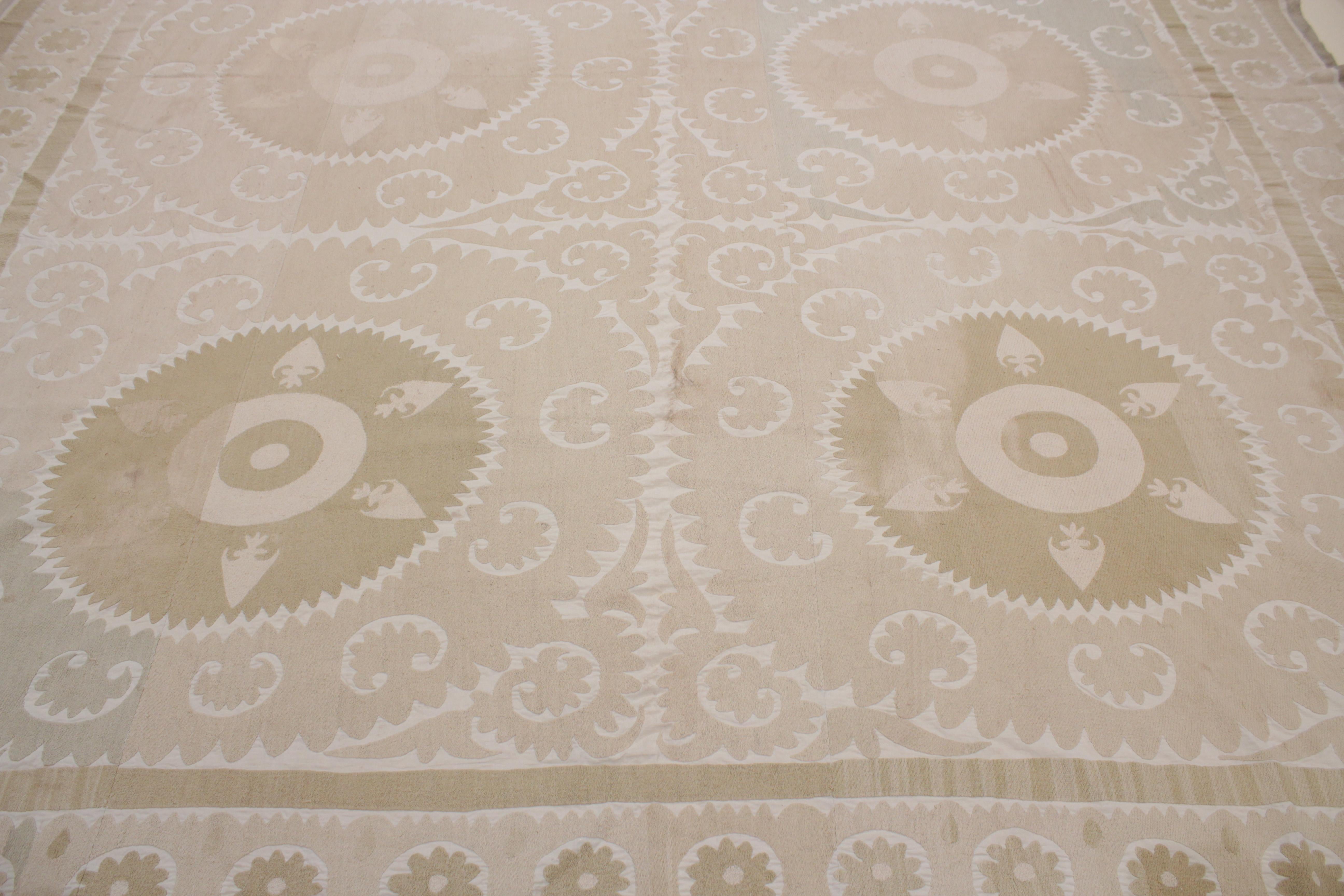 Les textiles Suzani d'Ouzbékistan représentent la manifestation la plus raffinée et la plus élégante de la tradition de l'art textile d'Asie centrale. Les broderies exquises telles que celle-ci étaient tissées par les jeunes femmes afin d'enrichir