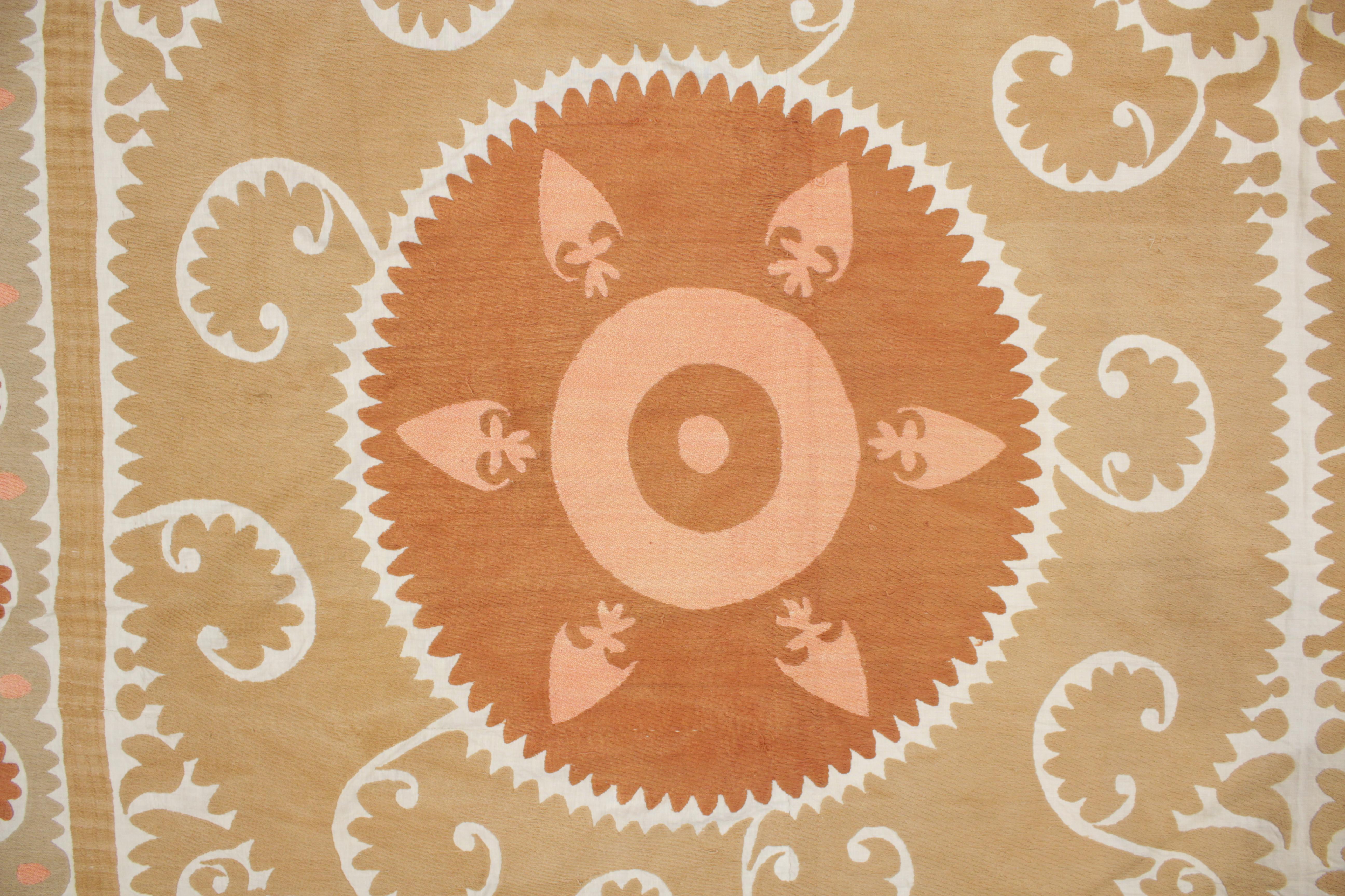 Les textiles Suzani d'Ouzbékistan représentent la manifestation la plus raffinée et la plus élégante de la tradition de l'art textile d'Asie centrale. Les broderies exquises telles que celle-ci étaient tissées par les jeunes femmes afin d'enrichir