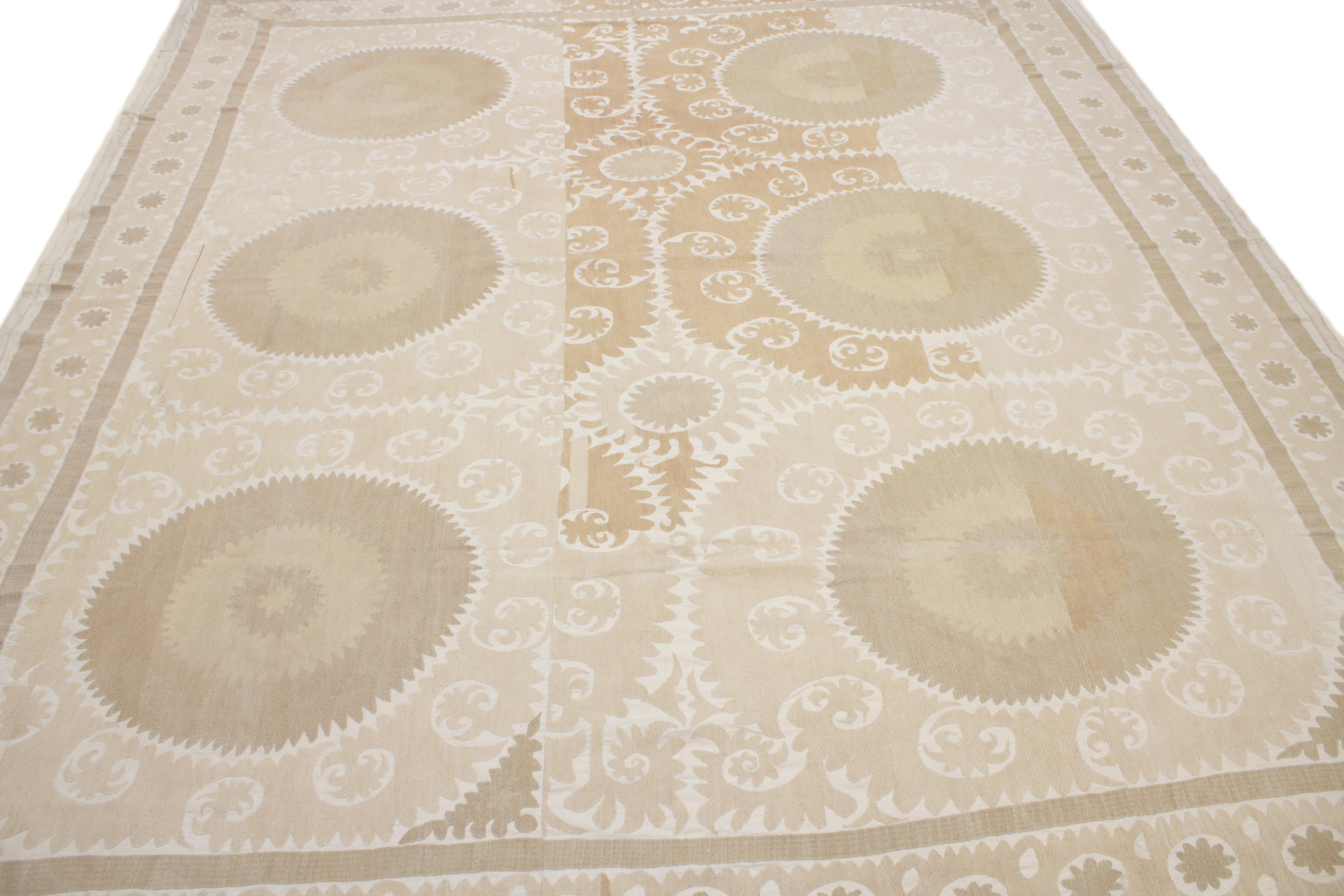 Les textiles Suzani d'Ouzbékistan représentent la manifestation la plus raffinée et la plus élégante de la tradition de l'art textile d'Asie centrale. Les broderies exquises telles que celle-ci étaient tissées par les jeunes femmes afin d'enrichir