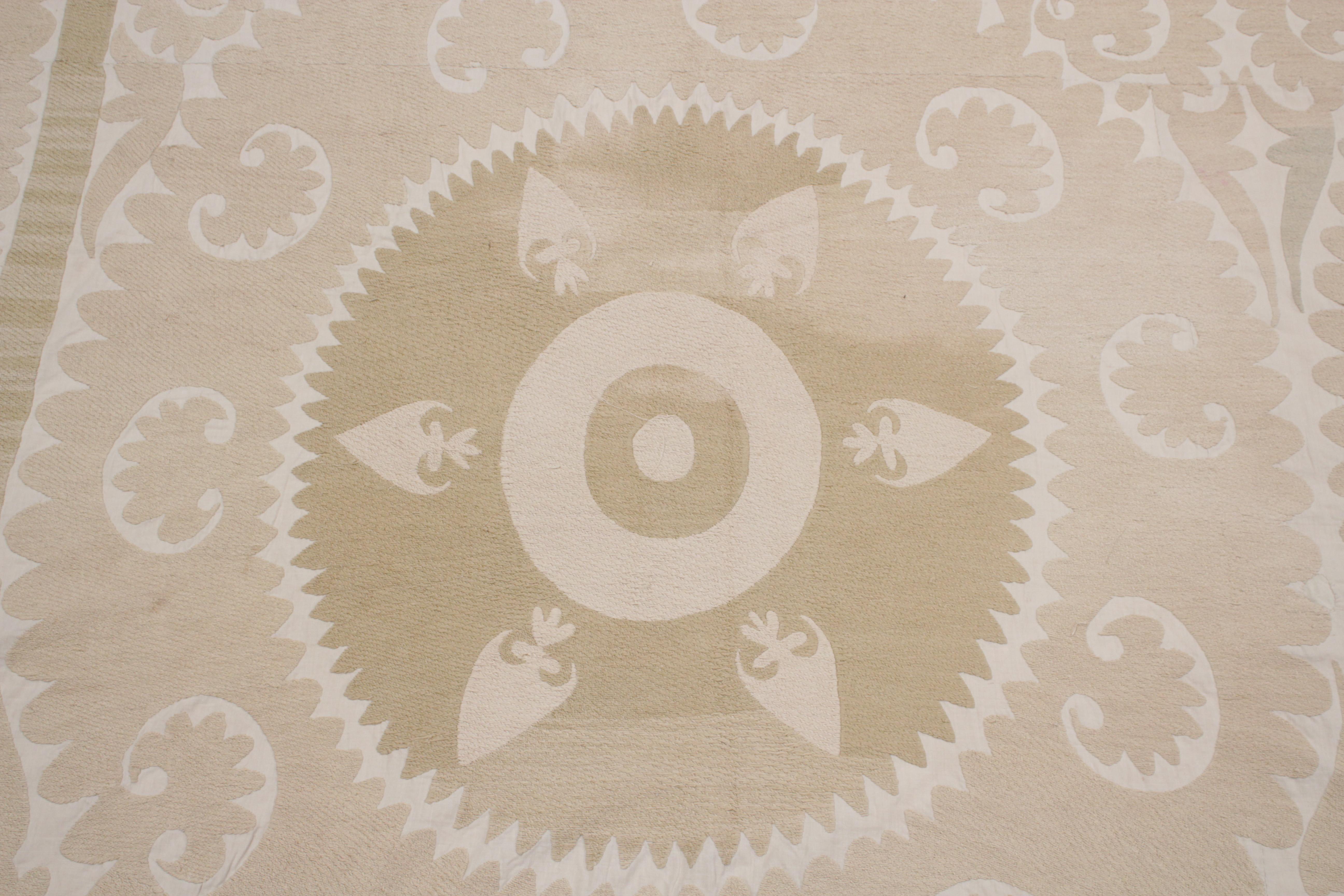Ouzbek broderie Suzani Asie centrale vintage de couleur pastel en vente