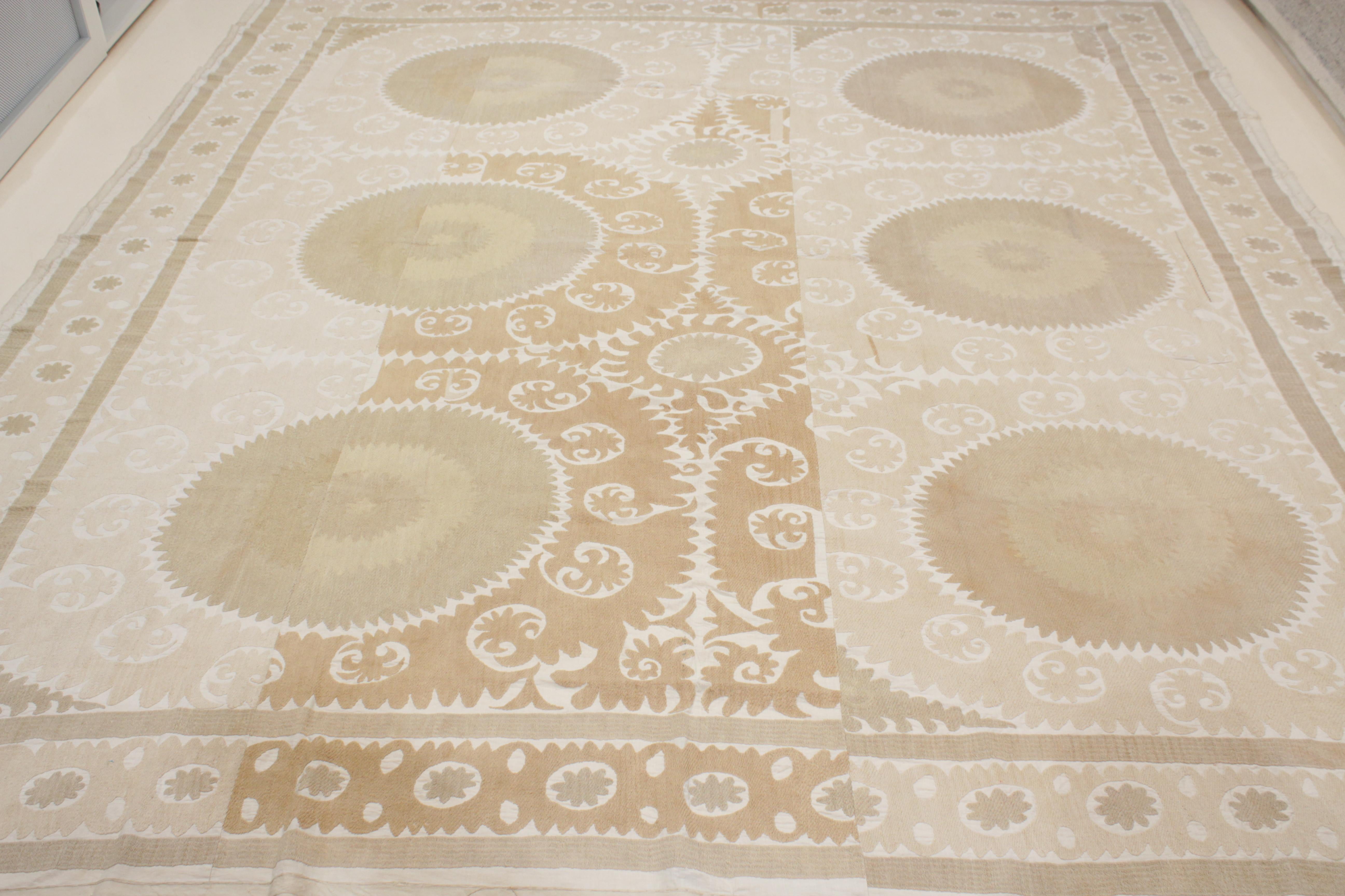Ouzbek broderie Suzani Asie centrale vintage de couleur pastel en vente