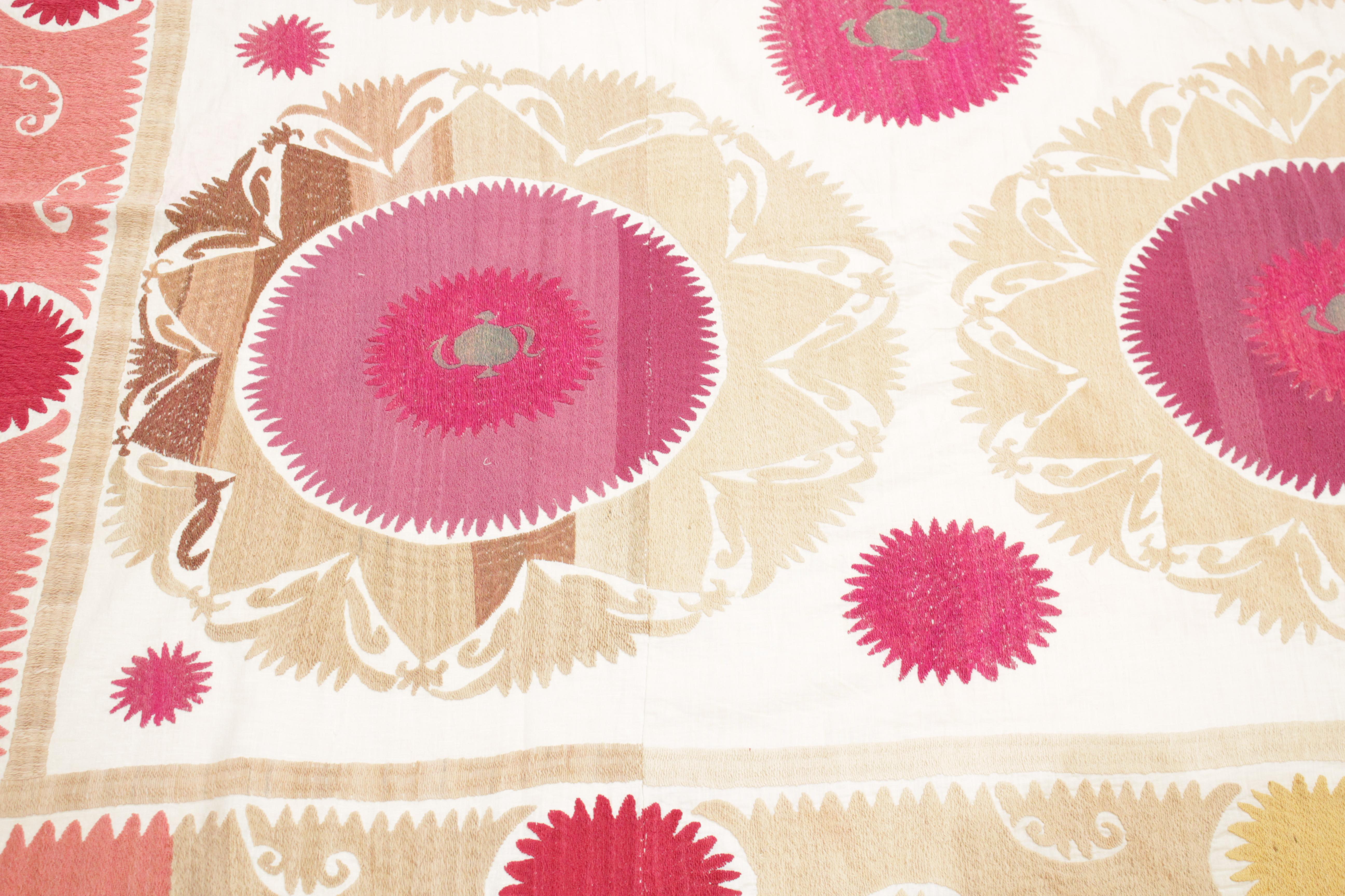 Tissé à la main broderie Suzani Asie centrale vintage de couleur pastel en vente