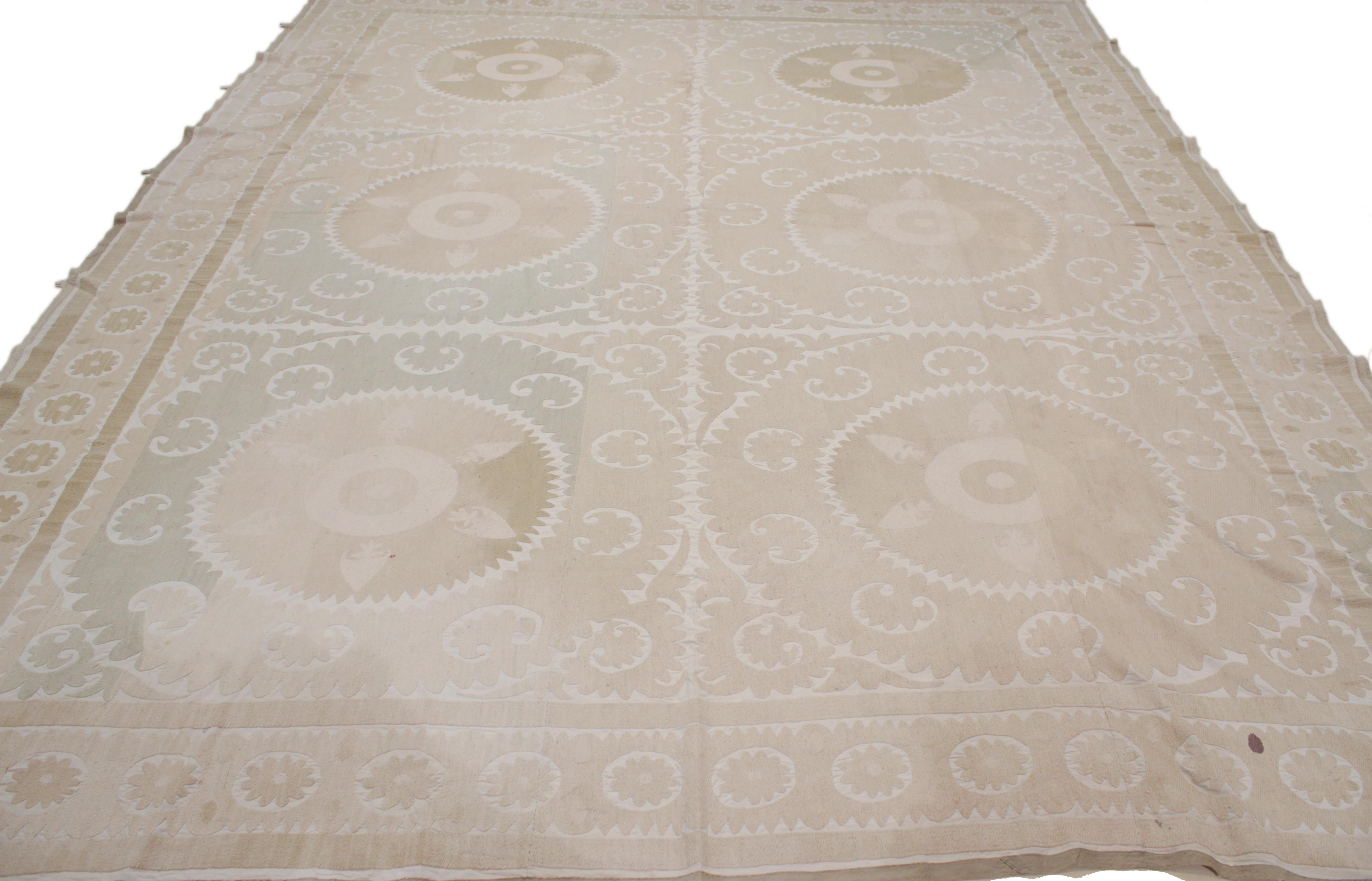 Tissé à la main broderie Suzani Asie centrale vintage de couleur pastel en vente