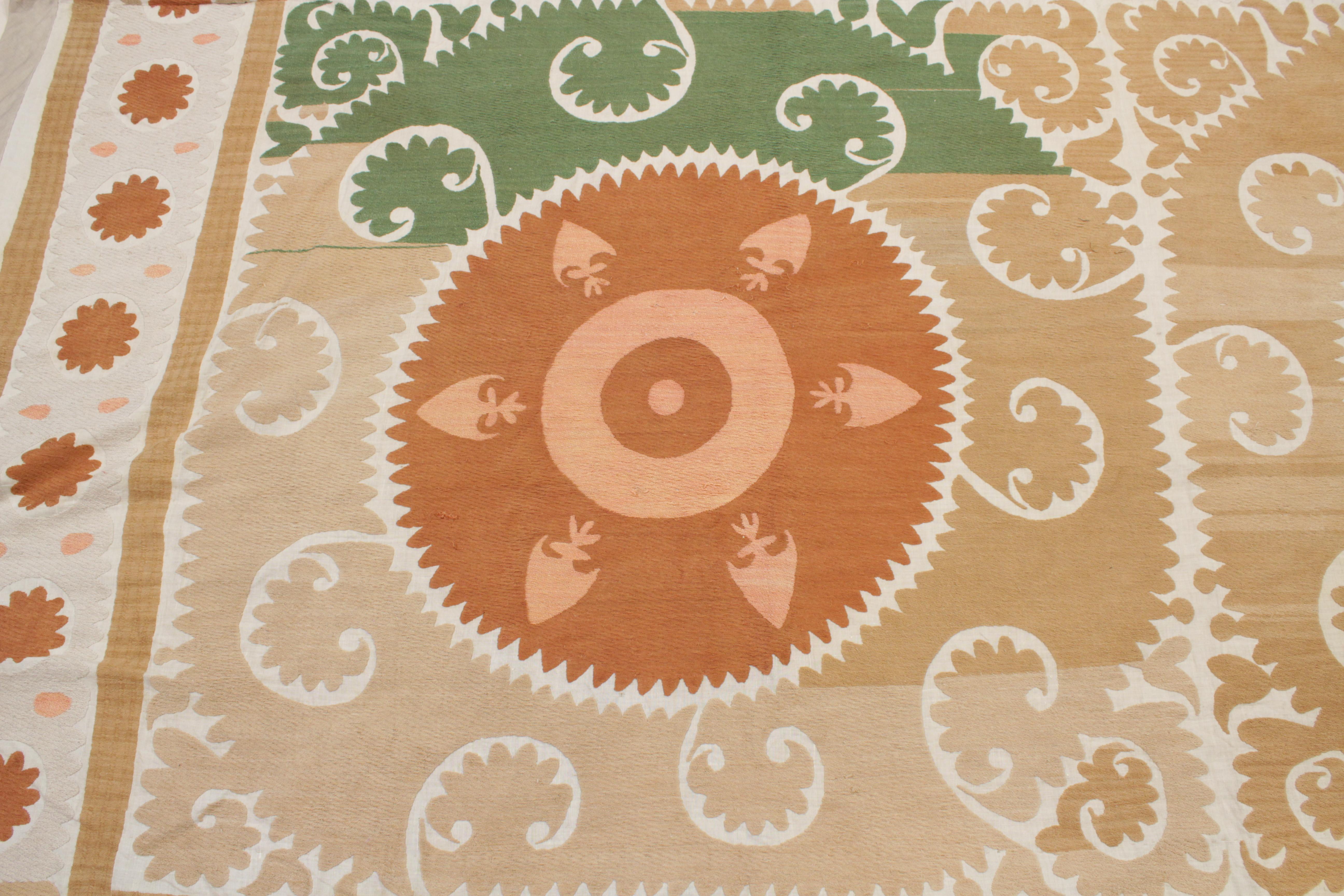 Tissé à la main broderie Suzani Asie centrale vintage de couleur pastel en vente