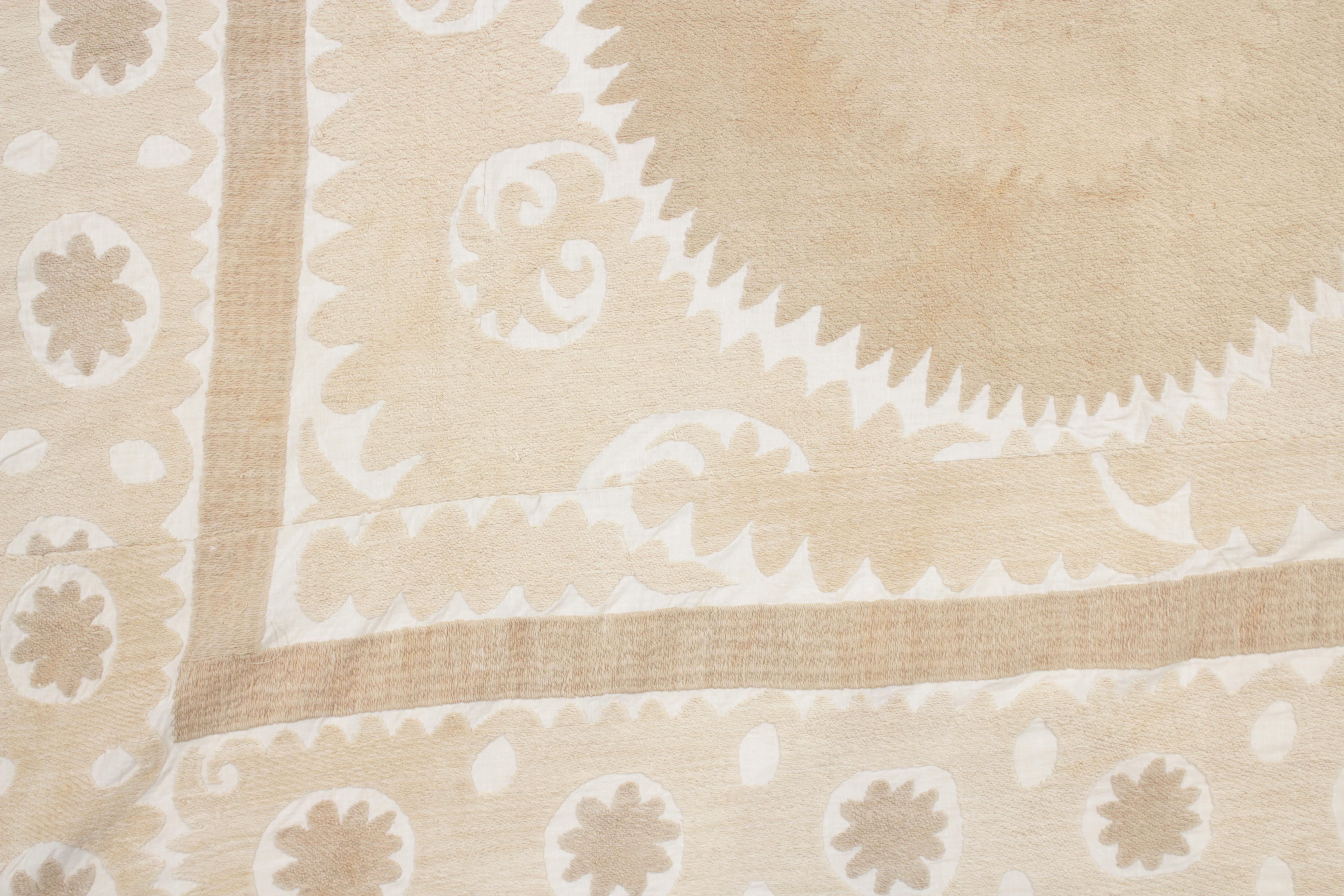 Tissé à la main broderie Suzani Asie centrale vintage de couleur pastel en vente