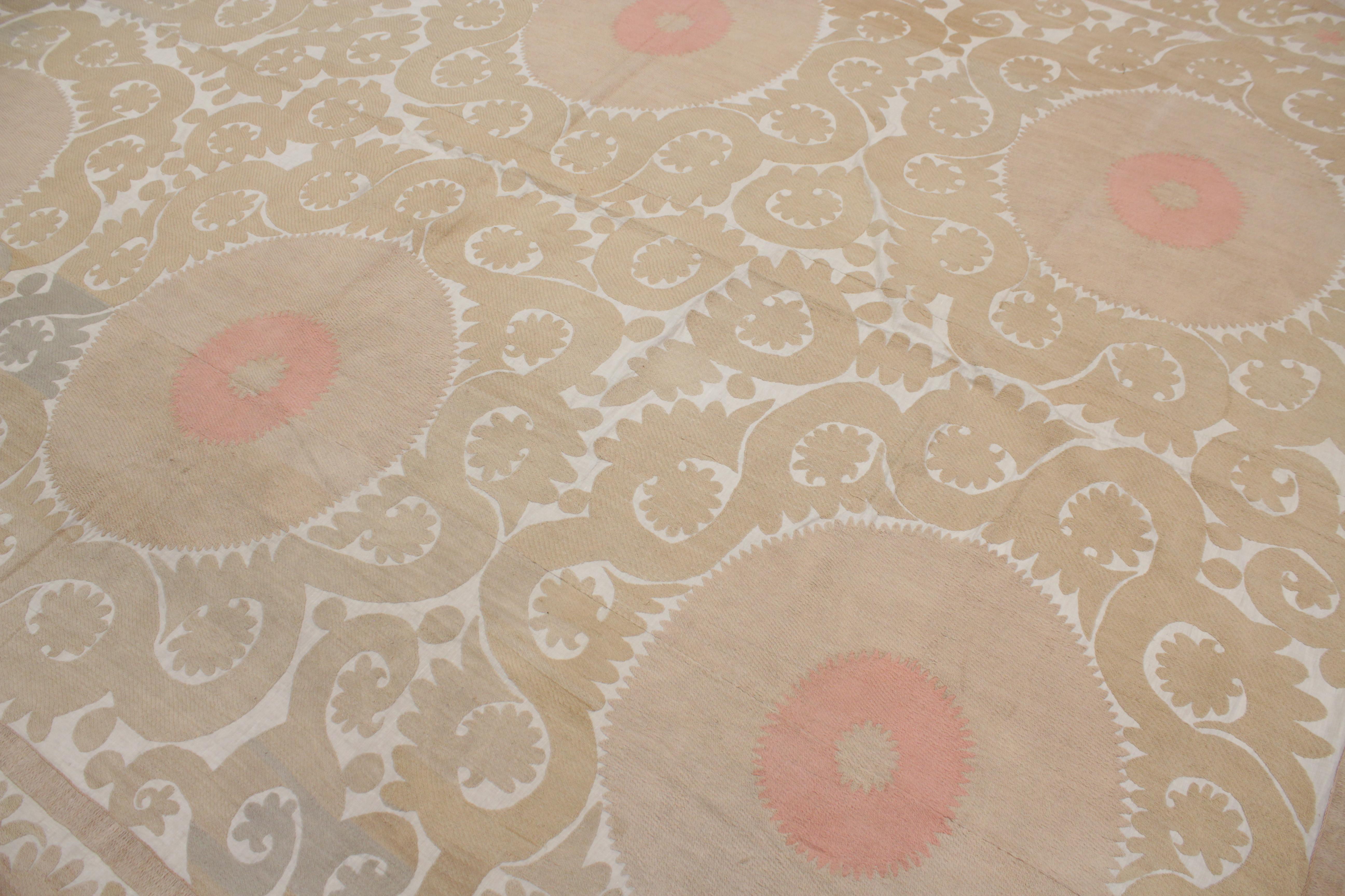 Vintage Pastel Coloured Central Asian Suzani Embroidery In Good Condition For Sale In Milan, IT