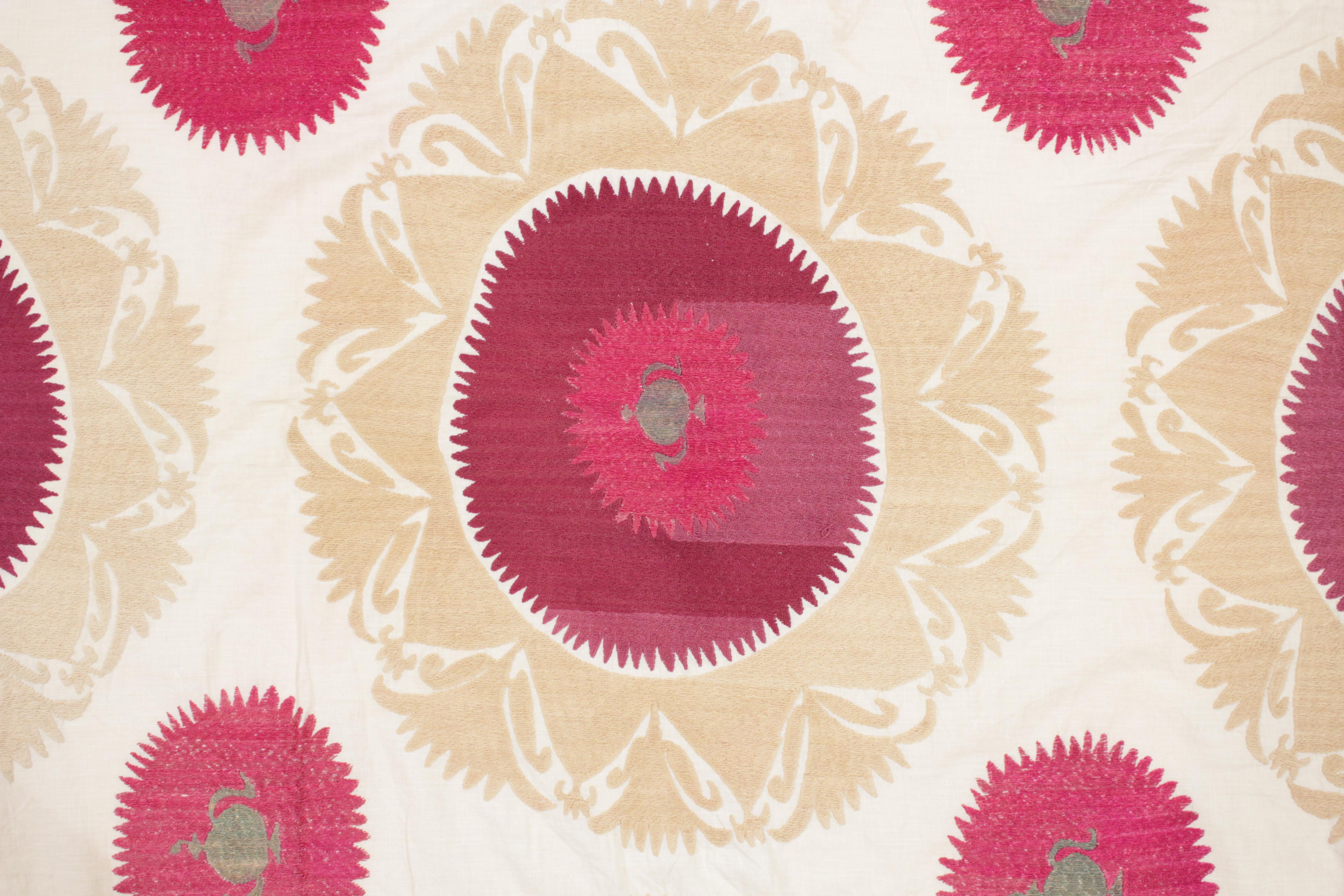 broderie Suzani Asie centrale vintage de couleur pastel Bon état - En vente à Milan, IT