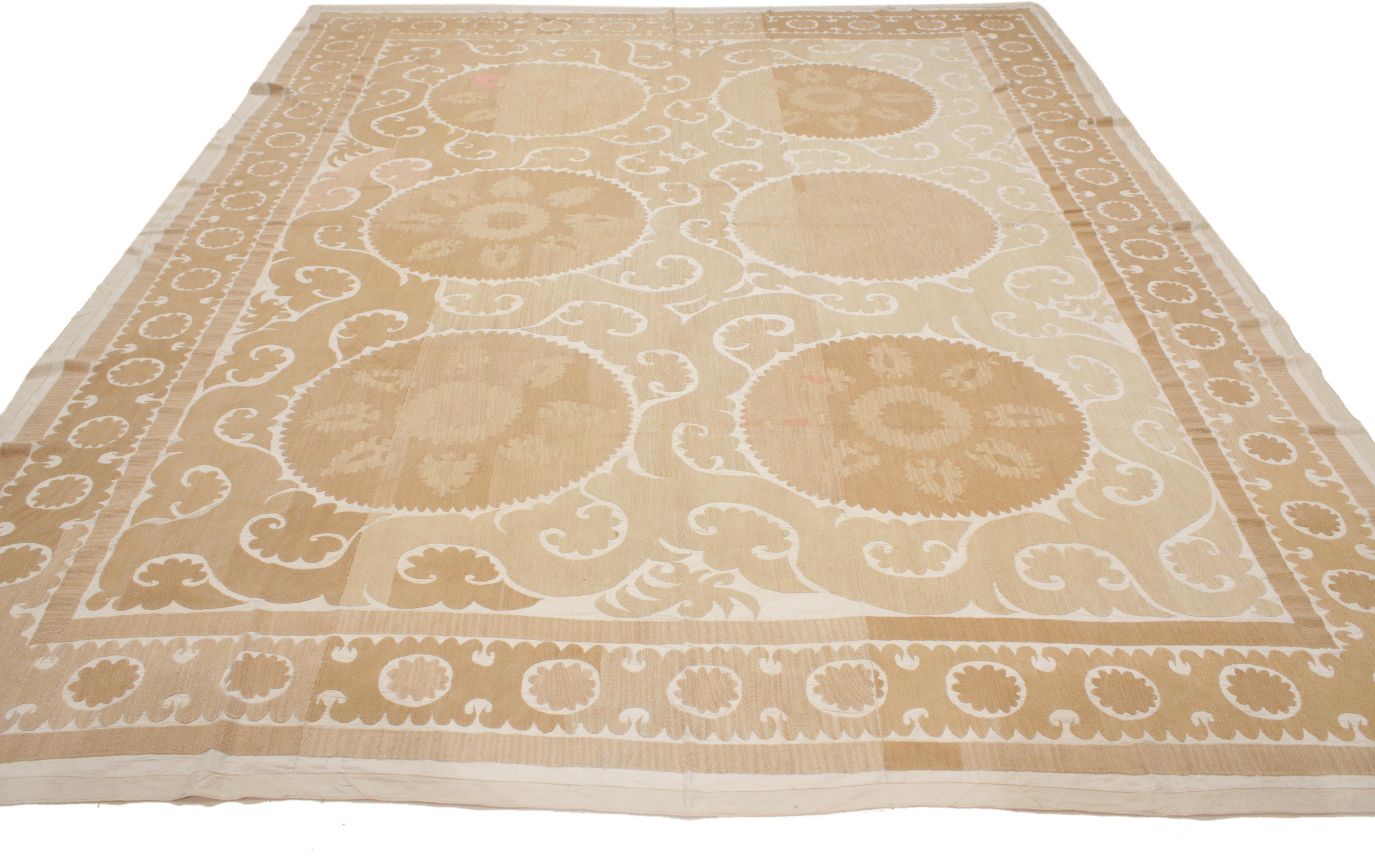 Vintage Pastel Coloured Central Asian Suzani Embroidery In Good Condition For Sale In Milan, IT