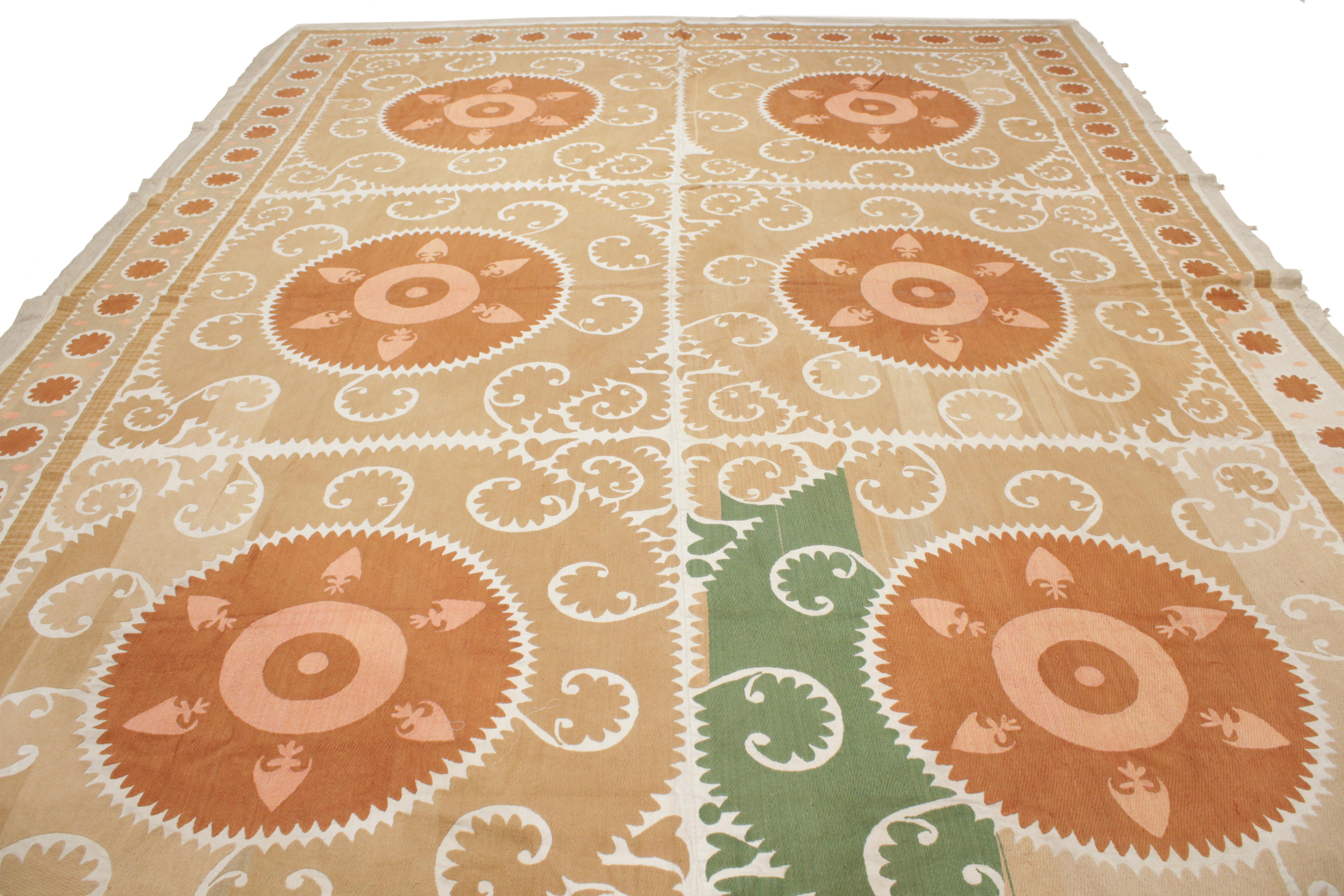 broderie Suzani Asie centrale vintage de couleur pastel Bon état - En vente à Milan, IT