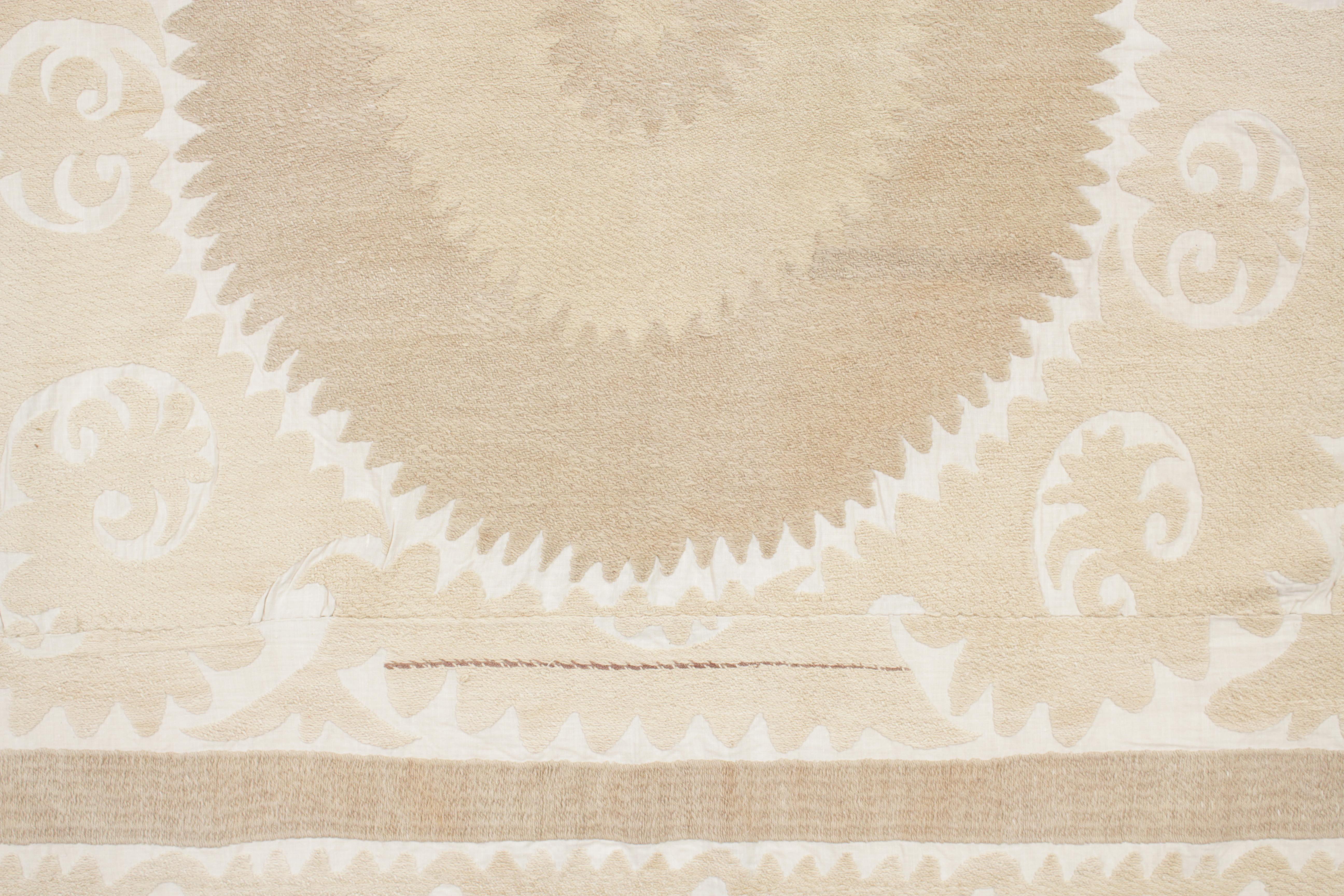 broderie Suzani Asie centrale vintage de couleur pastel Bon état - En vente à Milan, IT