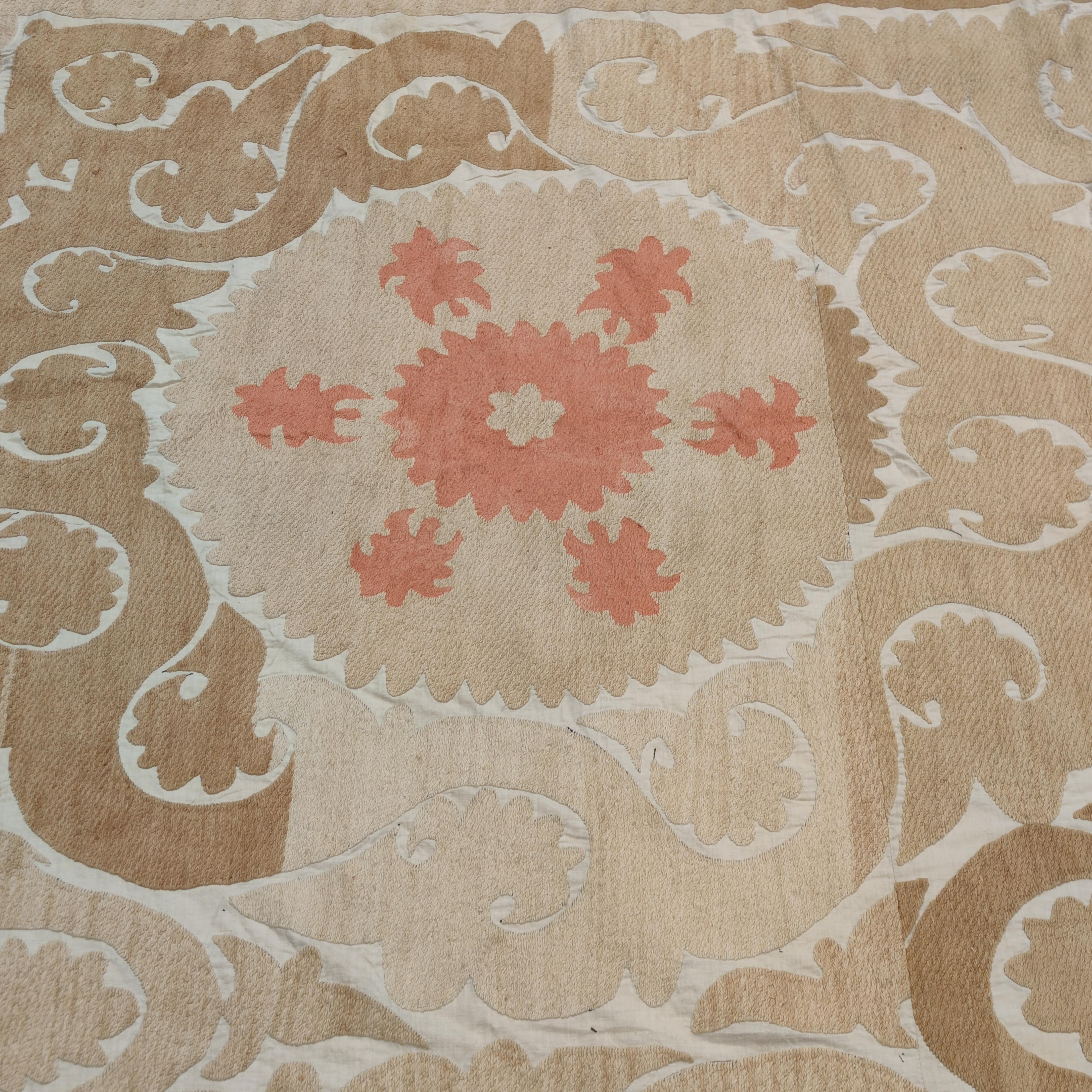 Vintage Pastel Coloured Central Asian Suzani Embroidery In Good Condition In Milan, IT