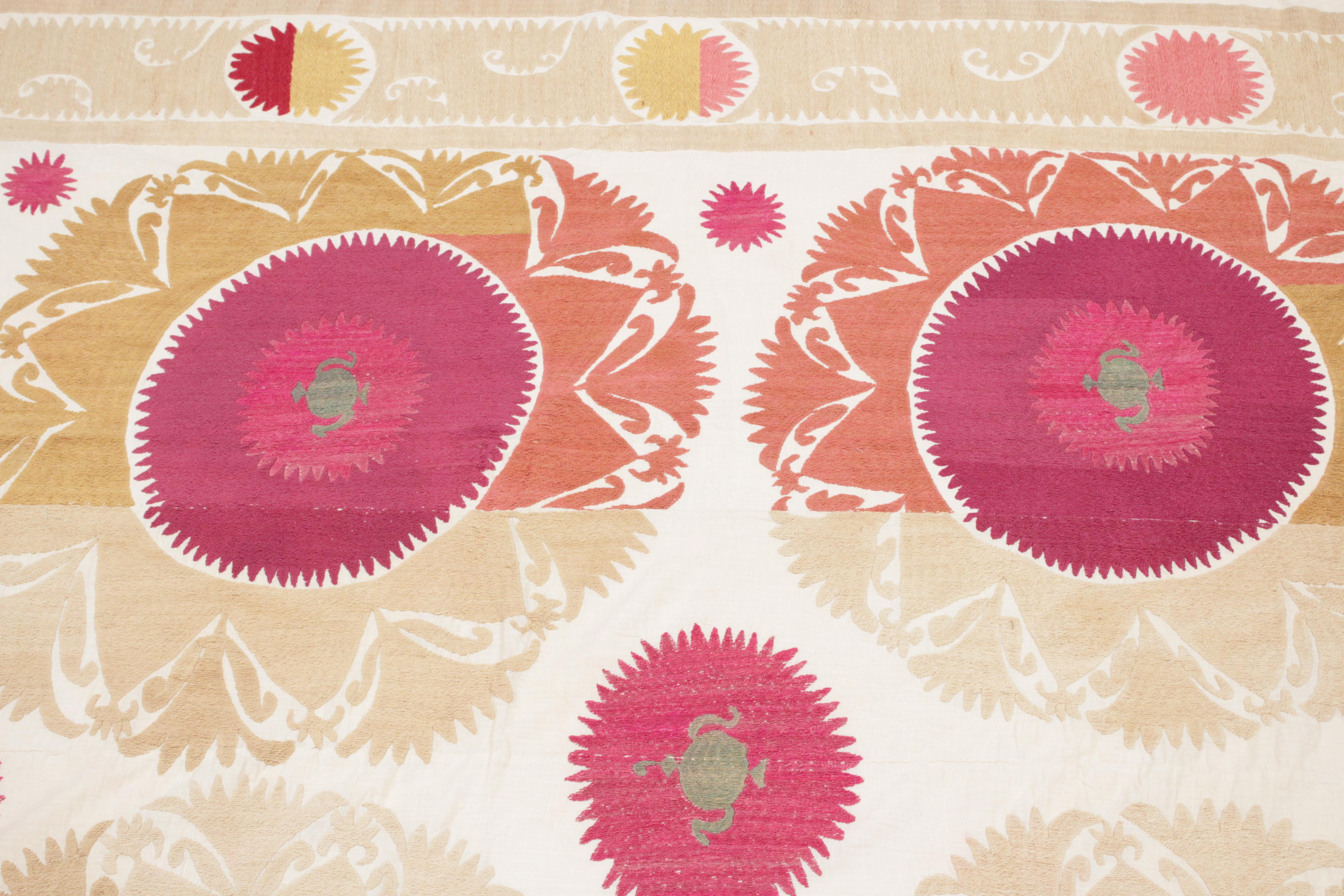Milieu du XXe siècle broderie Suzani Asie centrale vintage de couleur pastel en vente