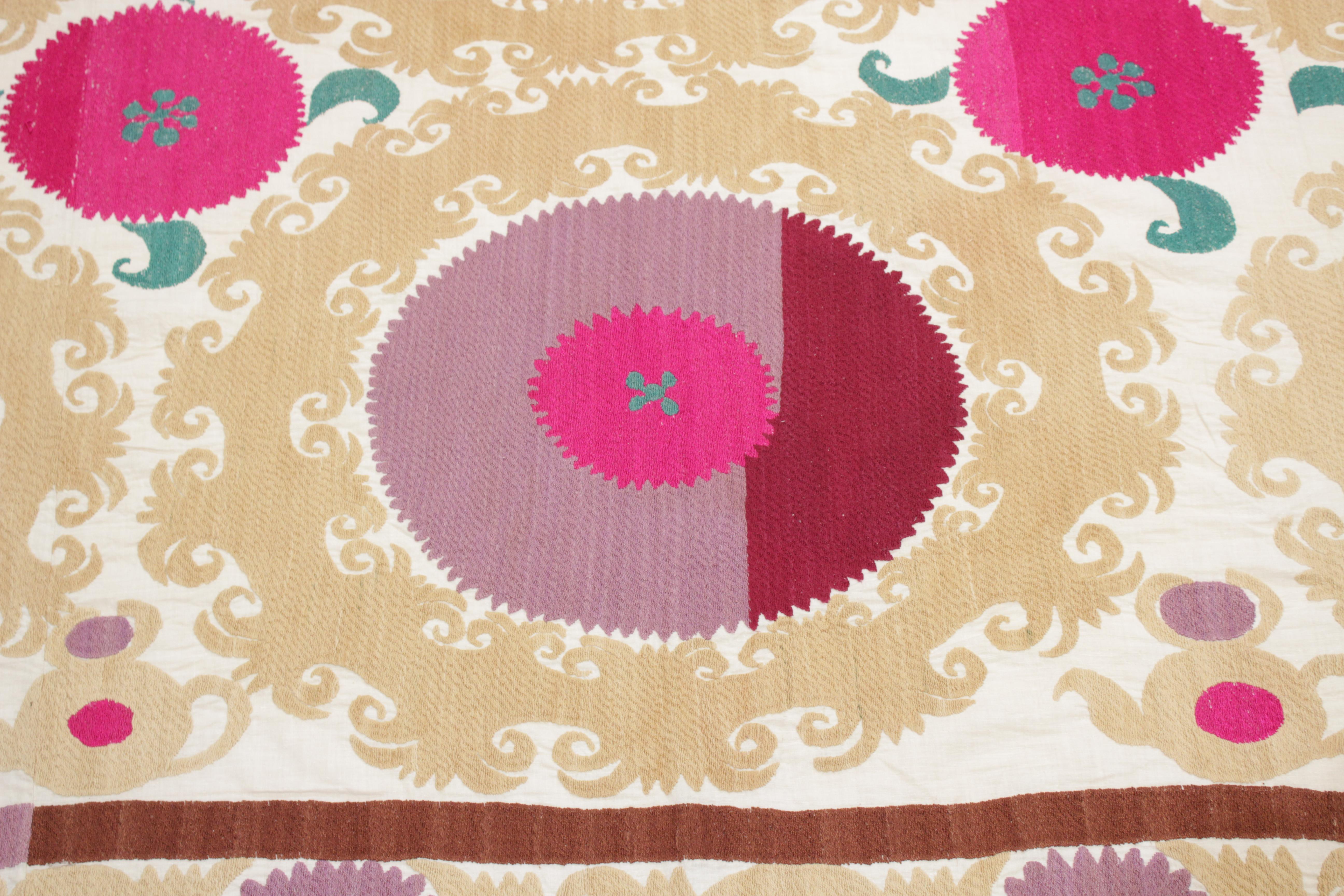 Bordado Suzani Vintage de Asia Central en colores pastel mediados del siglo XX en venta