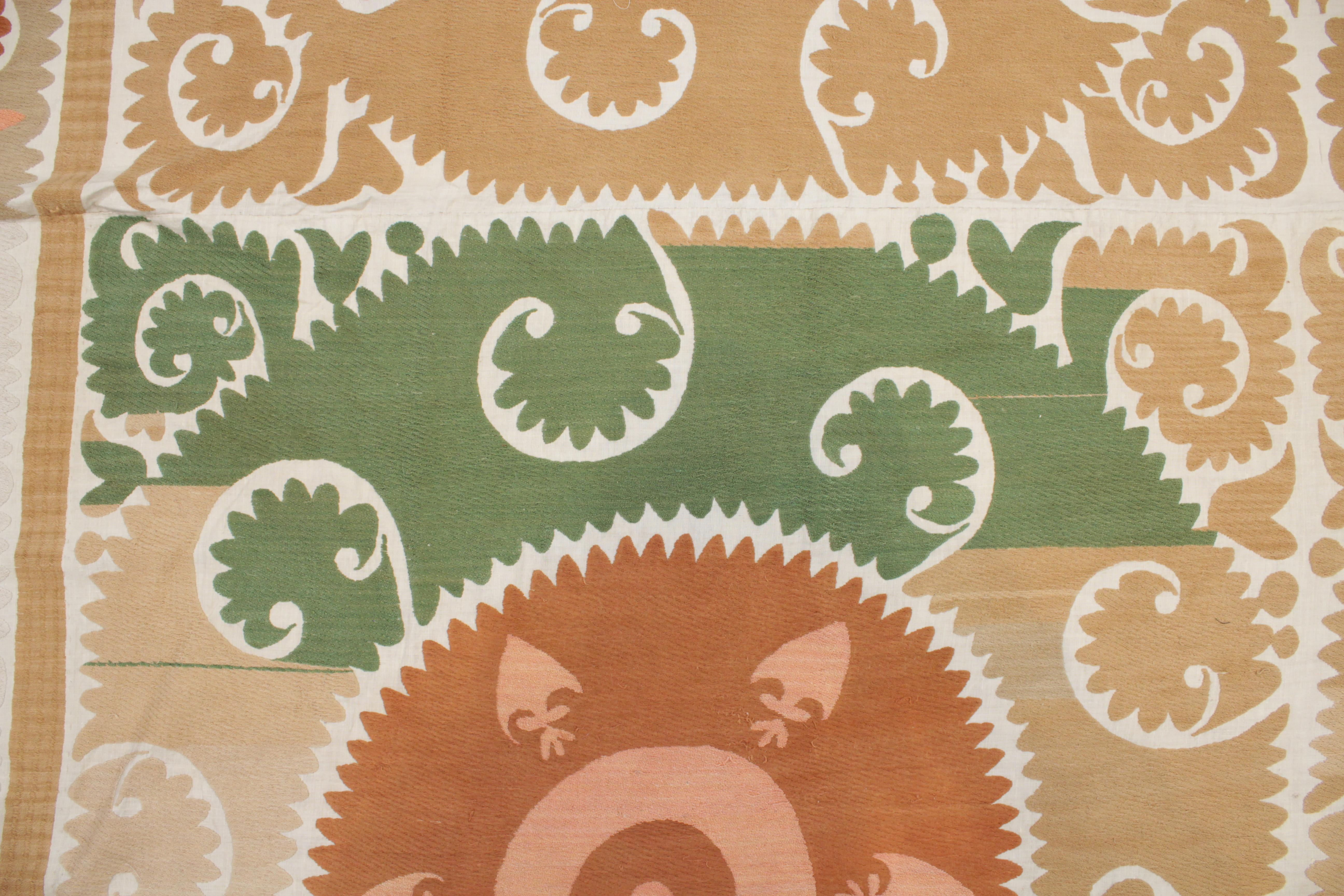 Milieu du XXe siècle broderie Suzani Asie centrale vintage de couleur pastel en vente
