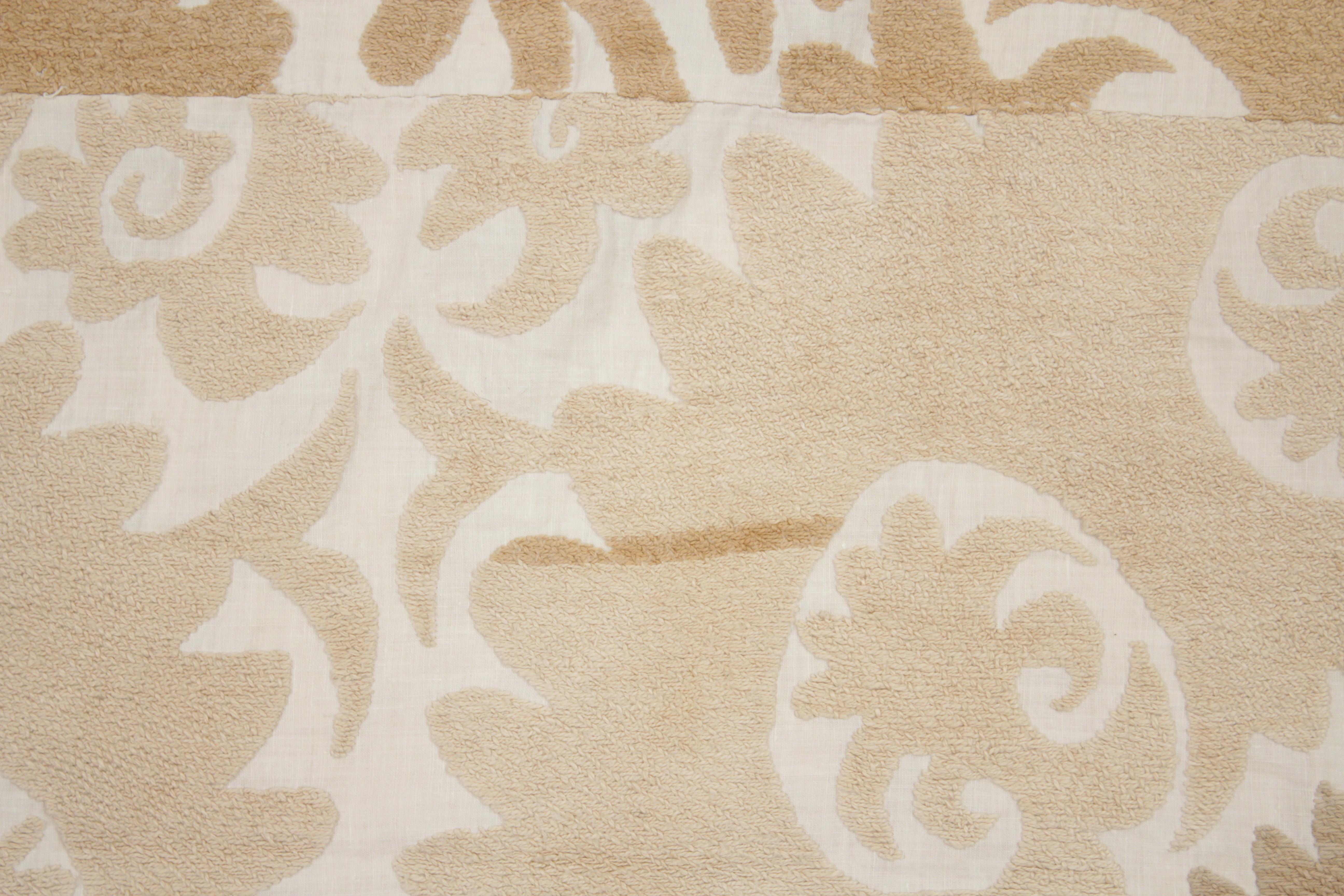 Milieu du XXe siècle broderie Suzani Asie centrale vintage de couleur pastel en vente