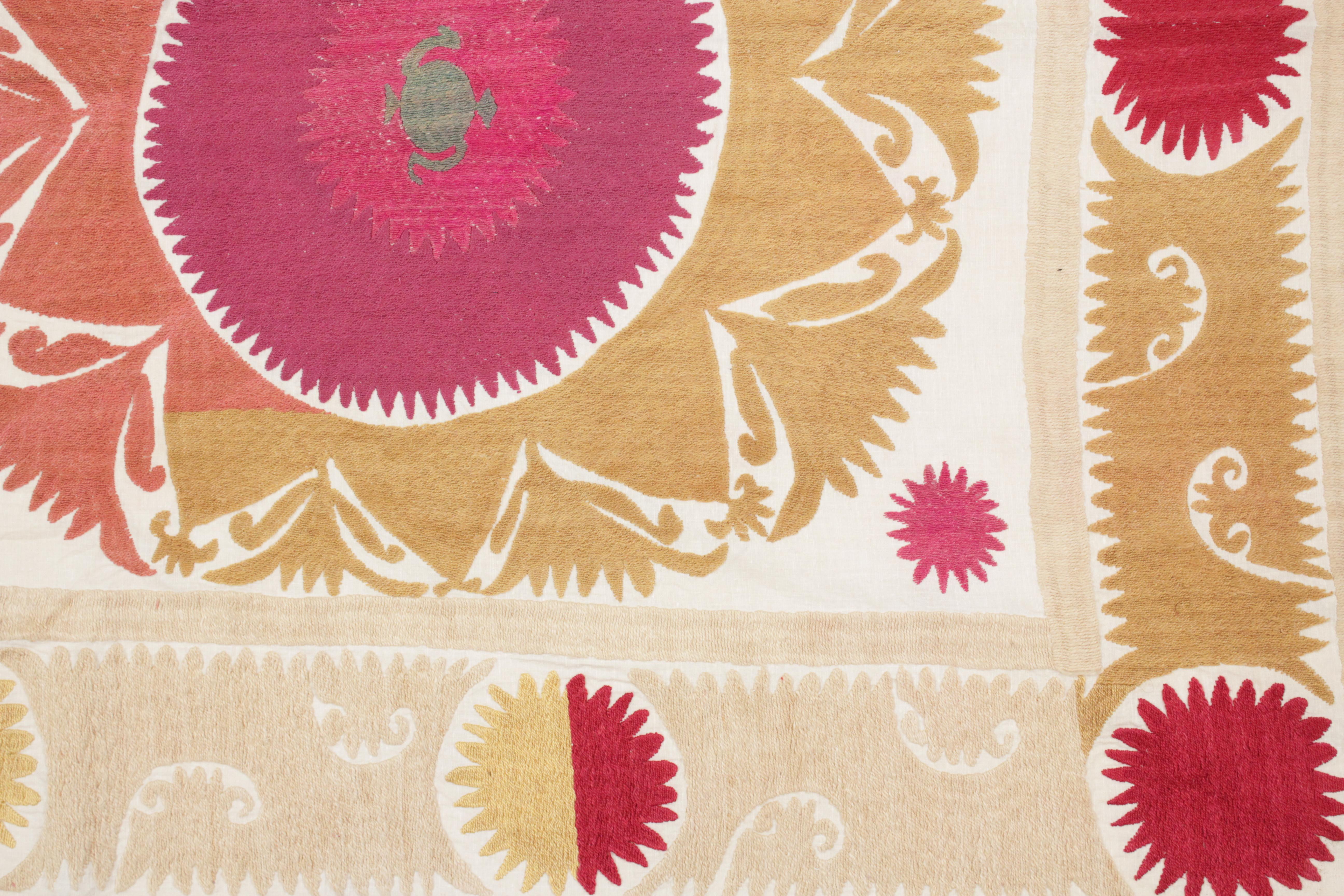 Coton broderie Suzani Asie centrale vintage de couleur pastel en vente