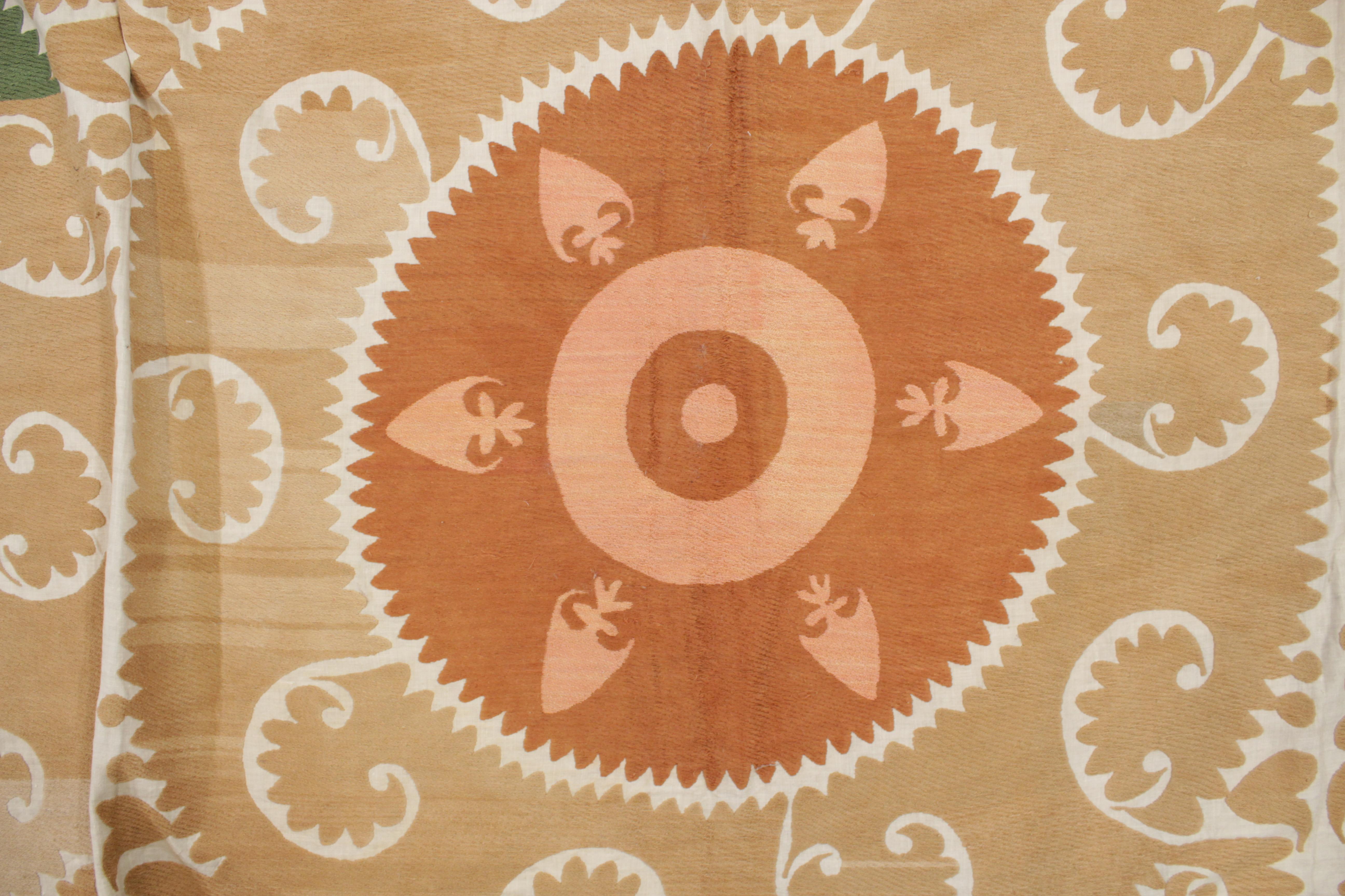 Coton broderie Suzani Asie centrale vintage de couleur pastel en vente