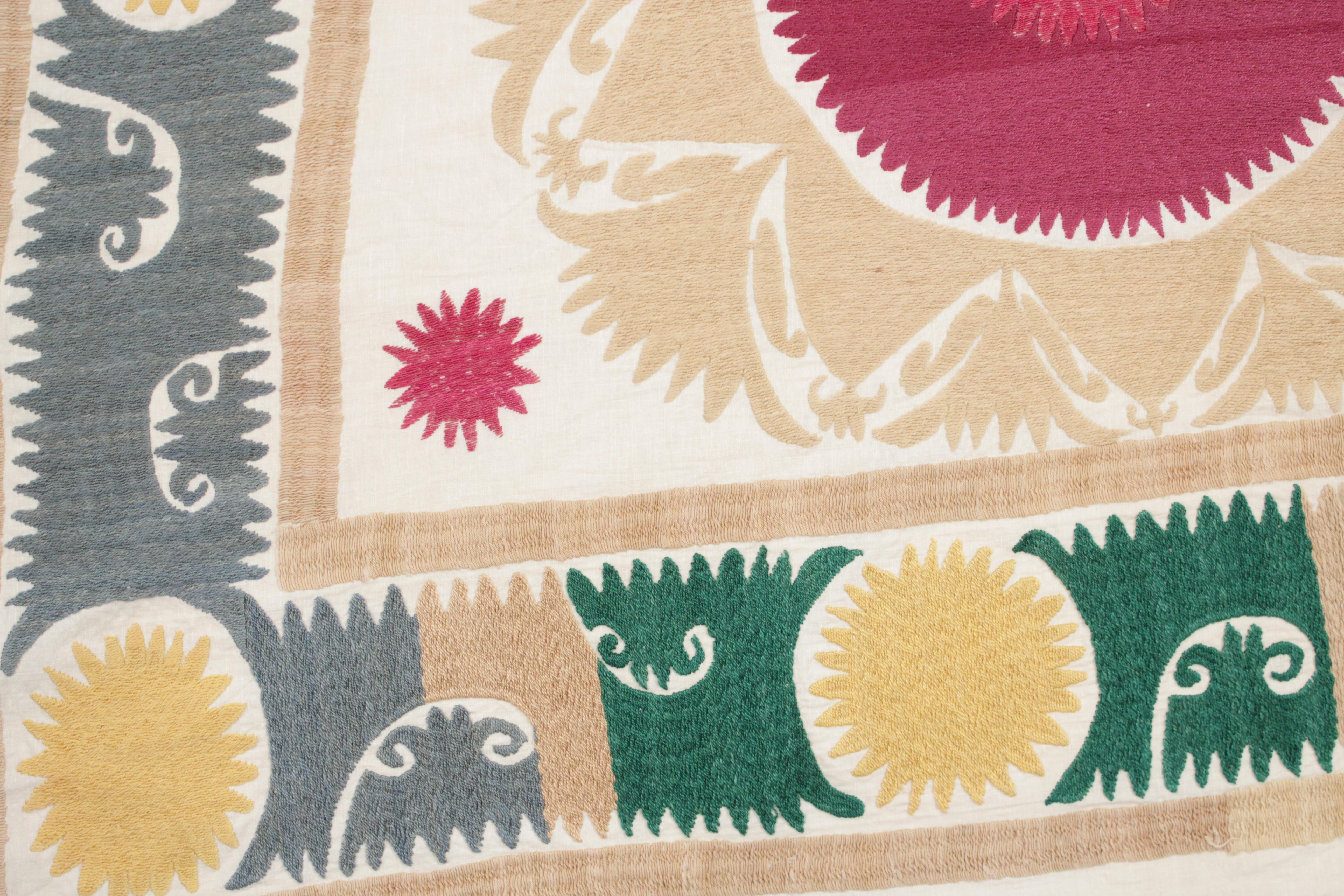 broderie Suzani Asie centrale vintage de couleur pastel en vente 1