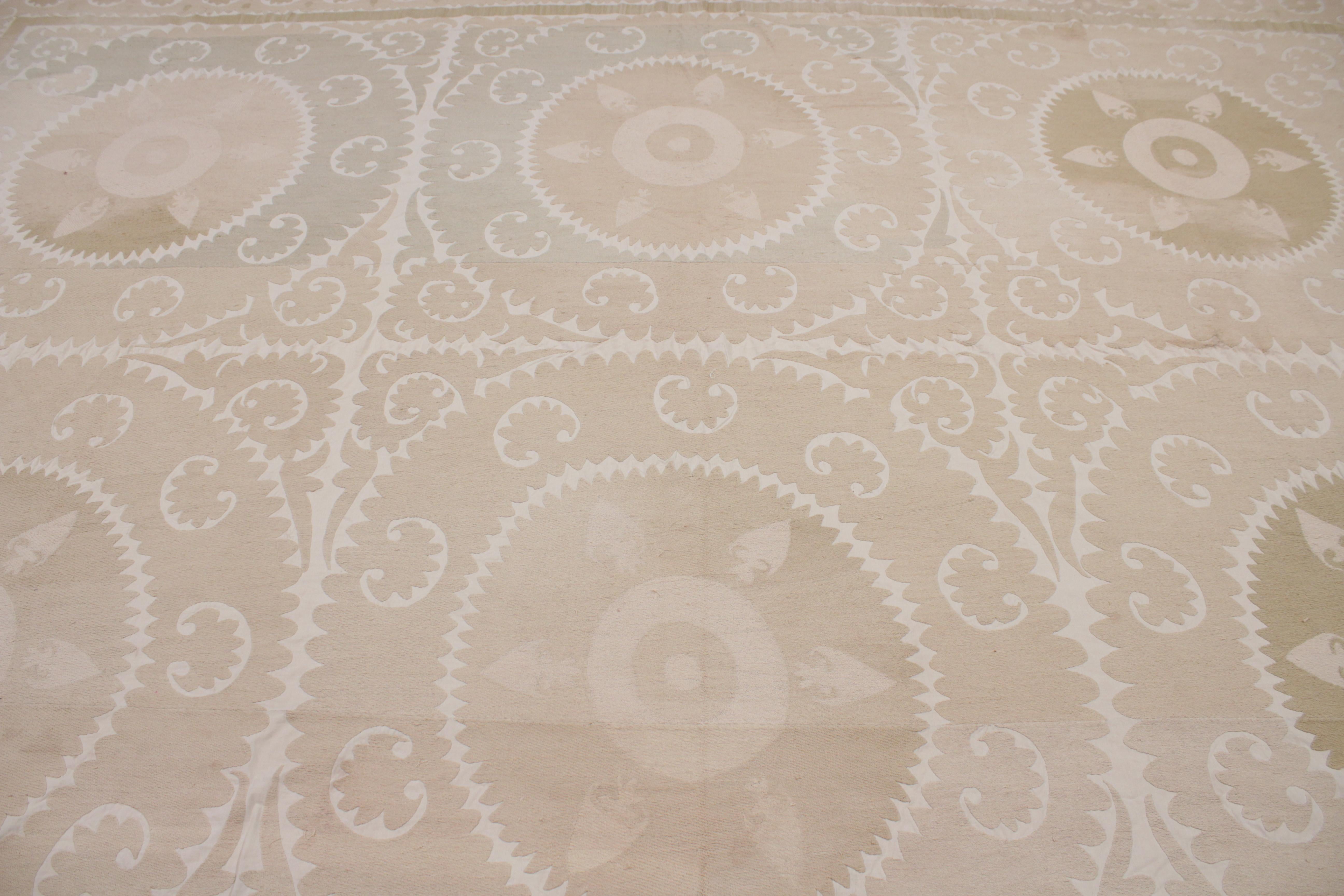 broderie Suzani Asie centrale vintage de couleur pastel en vente 1