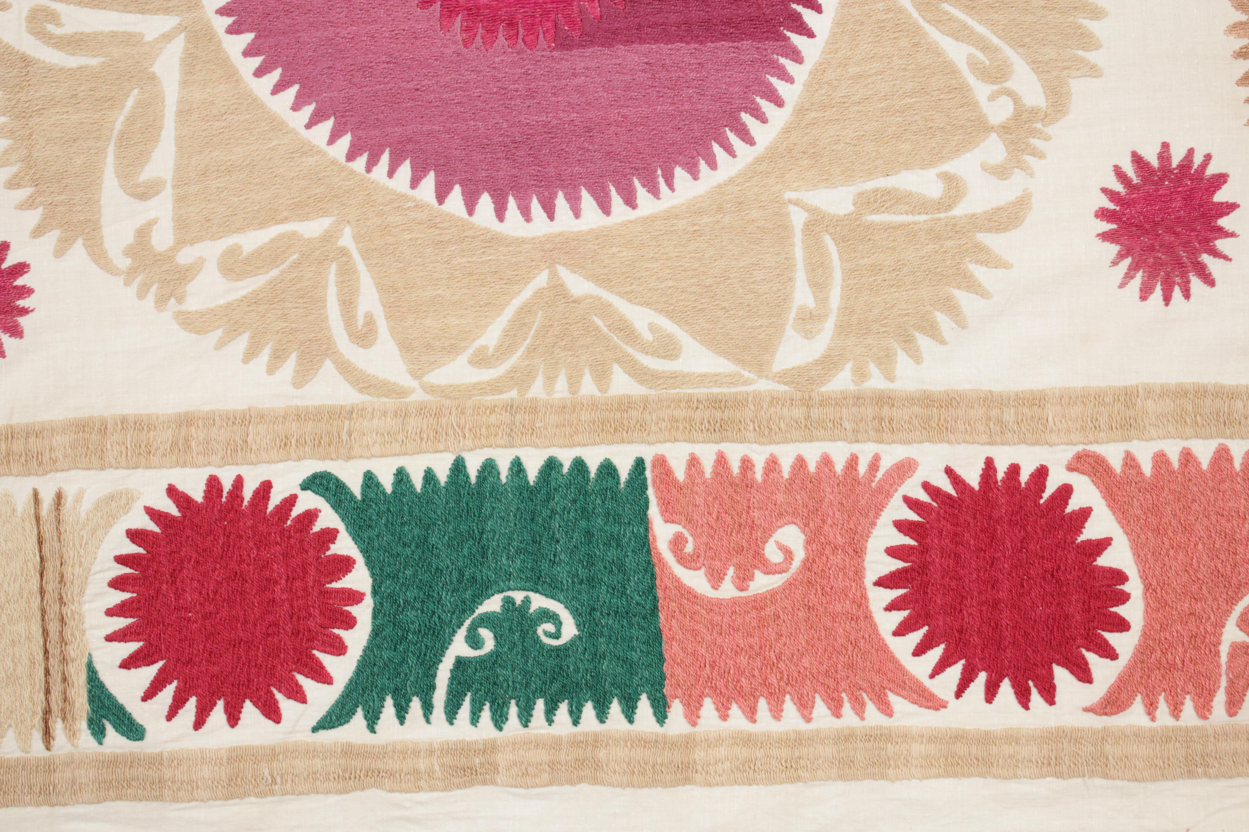 broderie Suzani Asie centrale vintage de couleur pastel en vente 2