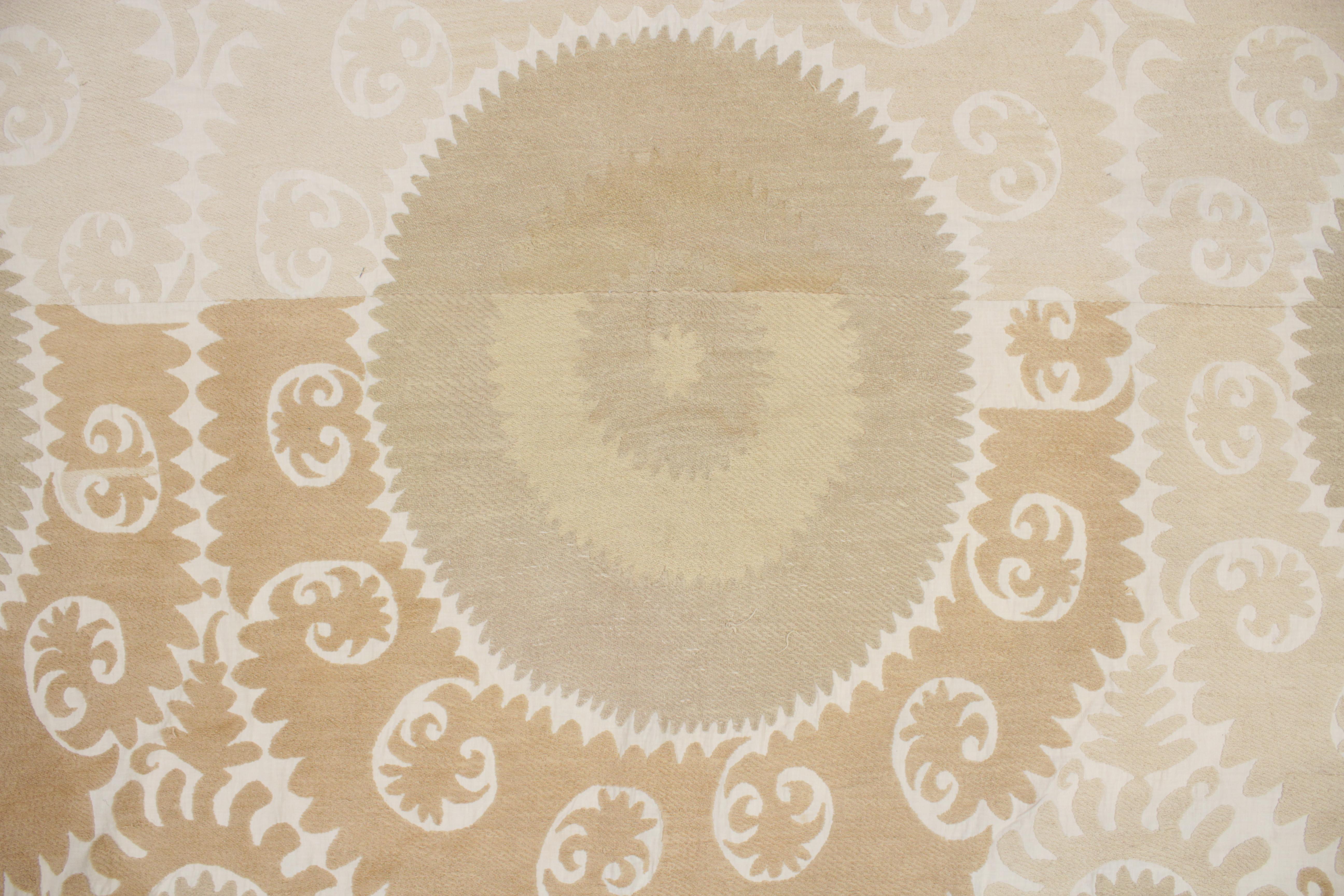 broderie Suzani Asie centrale vintage de couleur pastel en vente 2