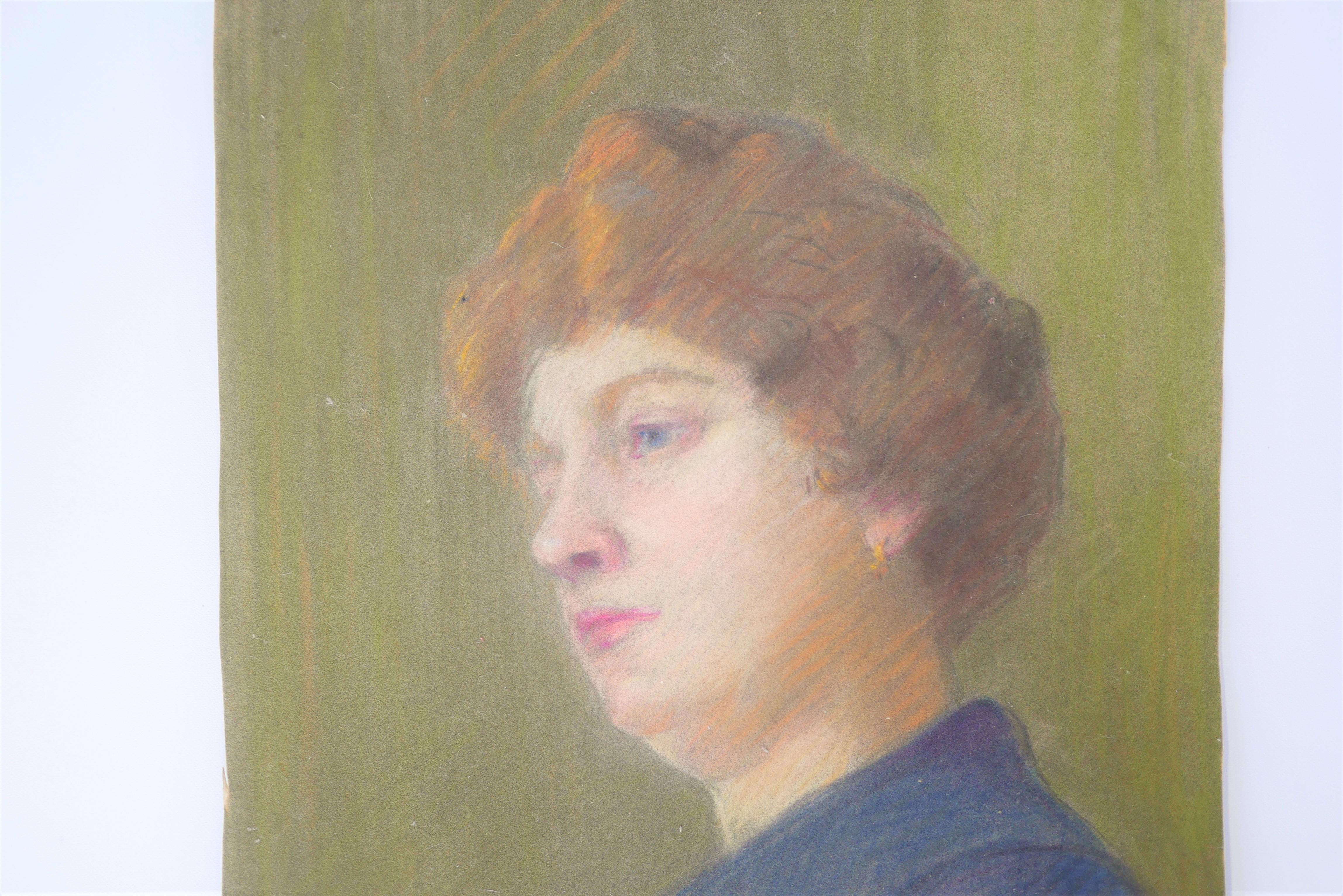 Pastell auf Papier aus den 1930er Jahren, das das Porträt einer Frau darstellt.

Diesem poetischen und ästhetischen Gemälde mangelt es nicht an Schönheit und Zartheit. Es passt perfekt in eine Vintage-Dekoration, allein oder zusammen mit anderen