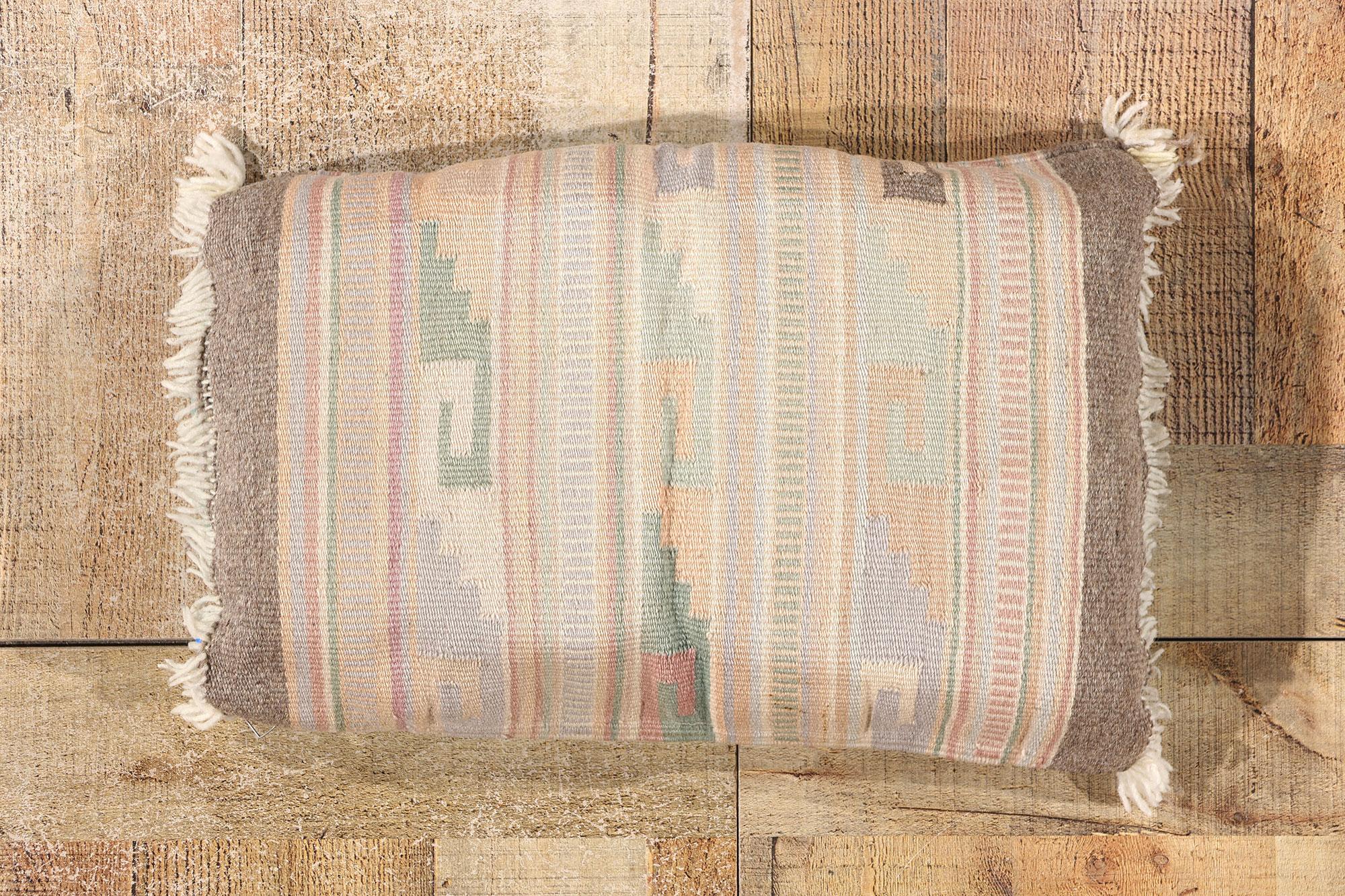 Coussin de tapis Kilim turc pastel, Boho rencontre l'allure tribale en vente 2