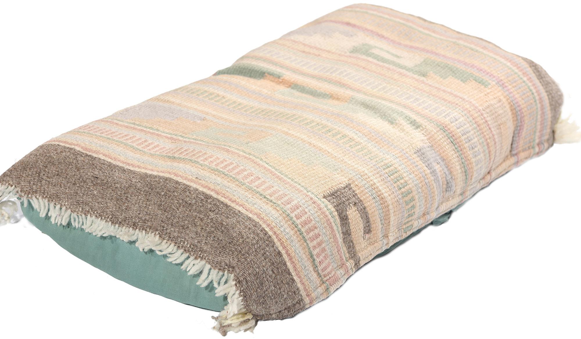78806 Vintage Pastel Tribal Turkish Kilim Pillow, 01'03 x 01'08. Élevez votre décoration intérieure avec cet exquis oreiller kilim turc vintage en laine tissée à la main. Présentant un mélange harmonieux de douces couleurs pastel, ce coussin kilim