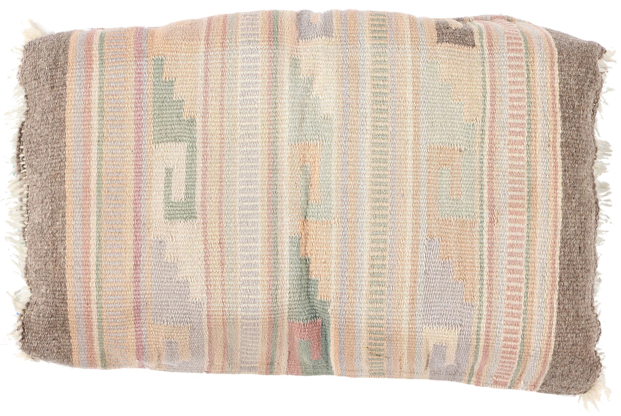 Coussin de tapis Kilim turc pastel, Boho rencontre l'allure tribale Bon état - En vente à Dallas, TX