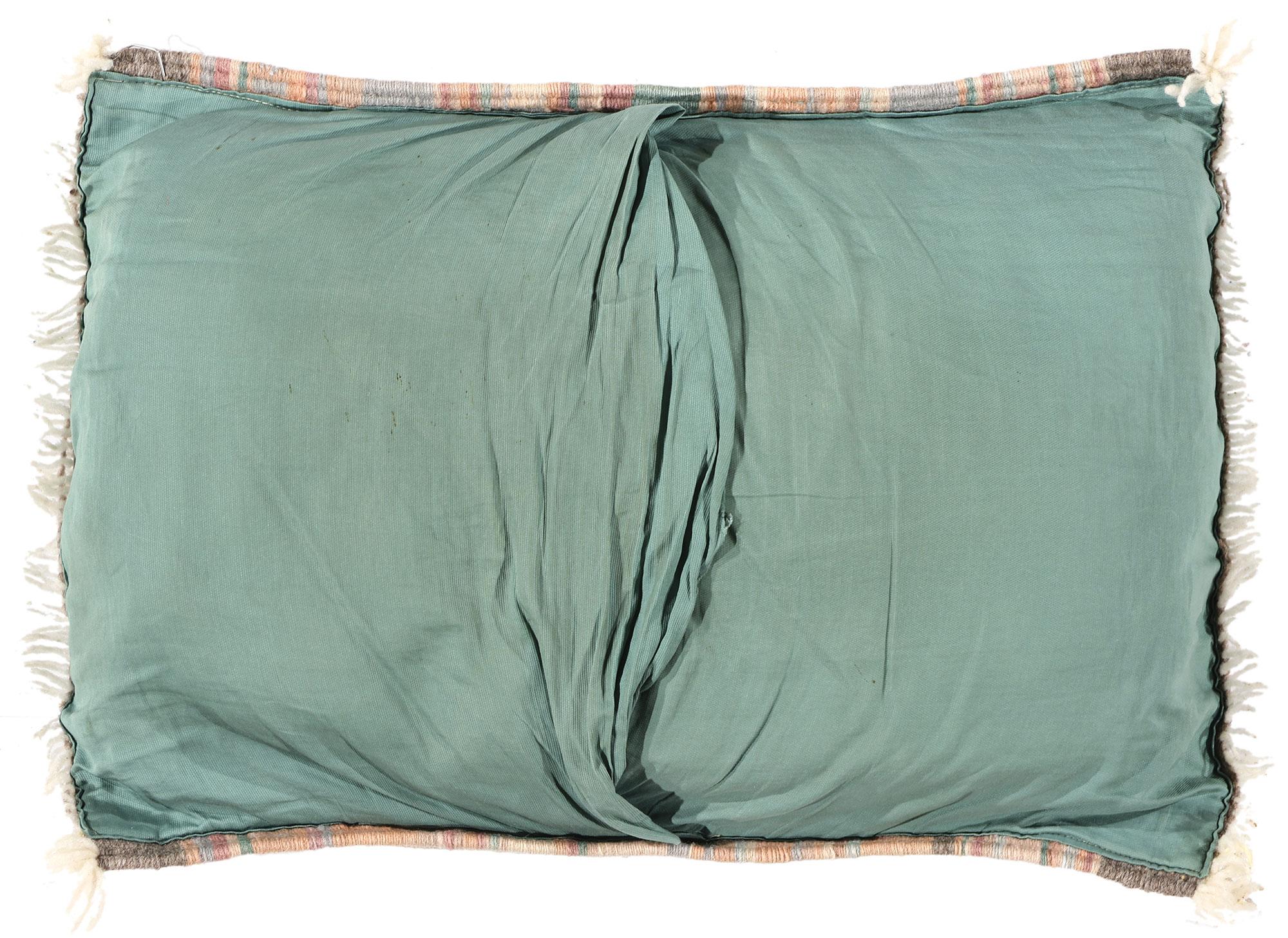 20ième siècle Coussin de tapis Kilim turc pastel, Boho rencontre l'allure tribale en vente