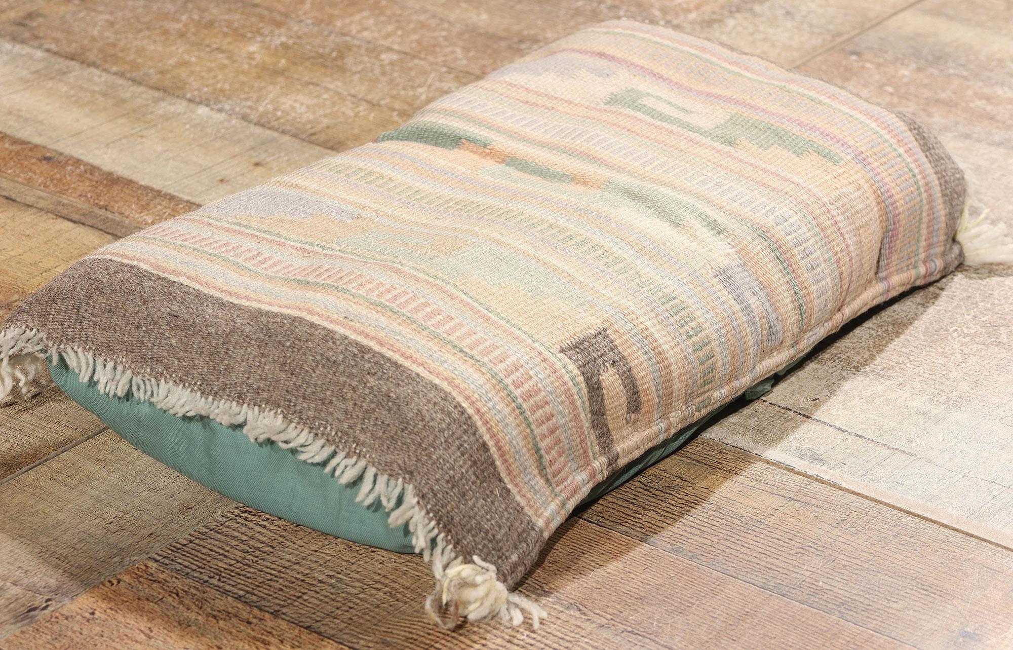 Laine Coussin de tapis Kilim turc pastel, Boho rencontre l'allure tribale en vente