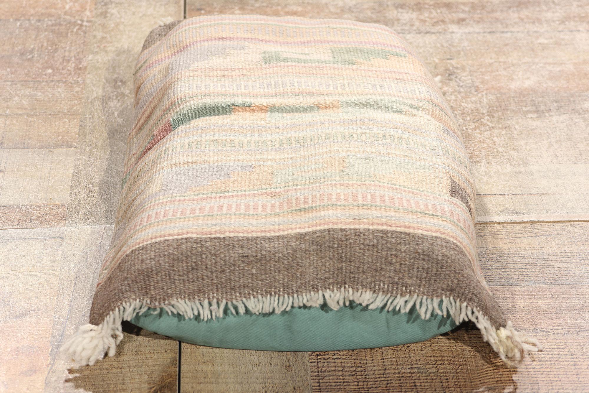 Coussin de tapis Kilim turc pastel, Boho rencontre l'allure tribale en vente 1