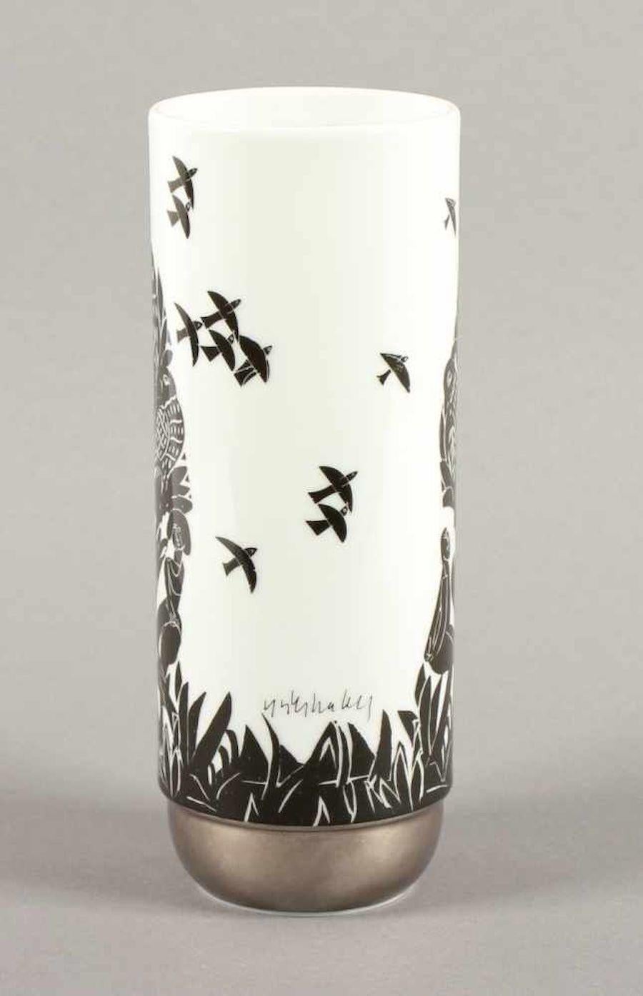 Ce vase en céramique Pastorale est un merveilleux objet décoratif en porcelaine conçu par le maître céramiste et designer italien Ambrogio Pozzi (Varese, 1931).

Le décor xylographique a été réalisé par l'artiste allemand HAP Grieshaber