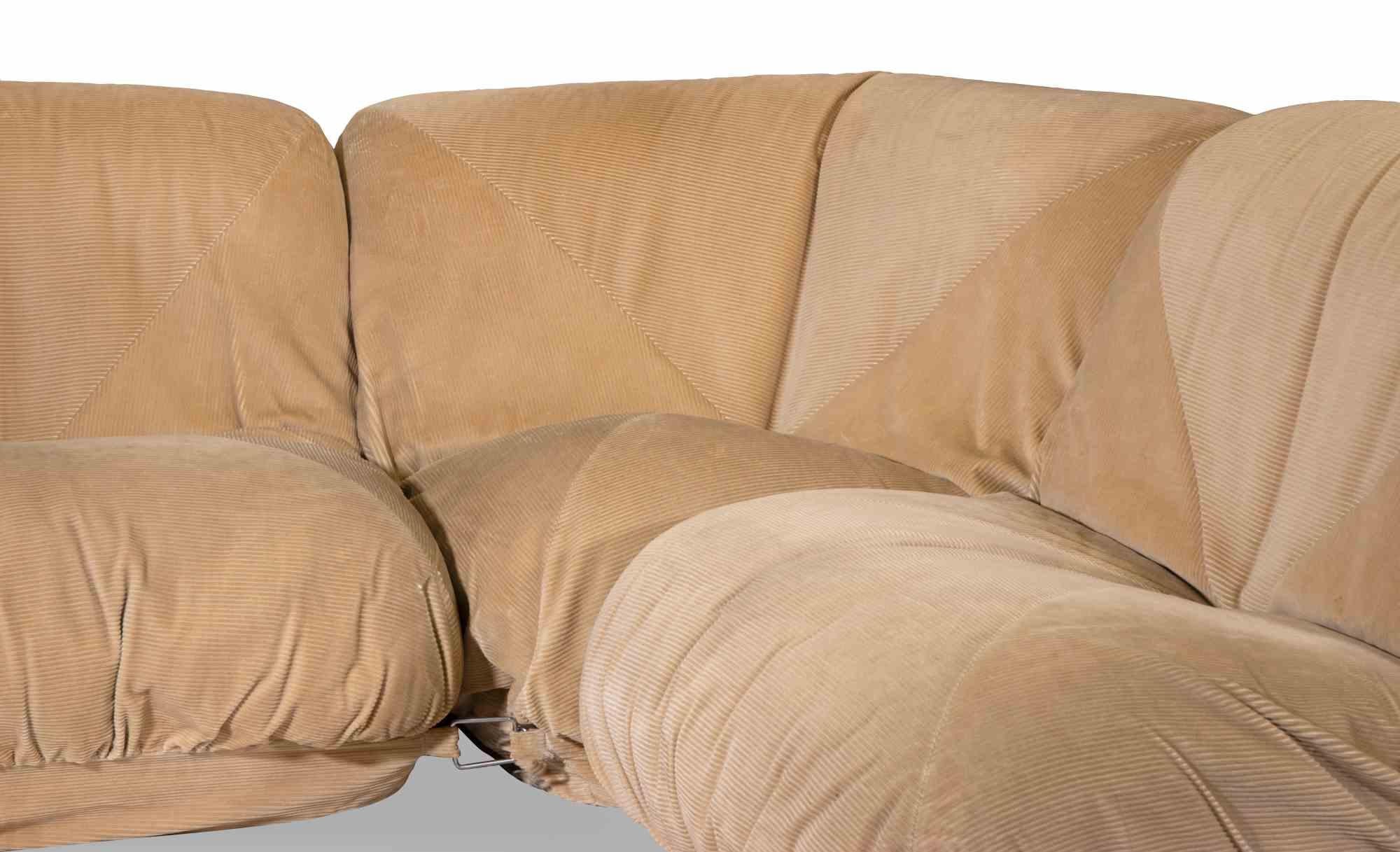El Sofá Airbone es un objeto de diseño realizado en Francia en la década de 1970.

 Un sofá seccional de época, modelo 