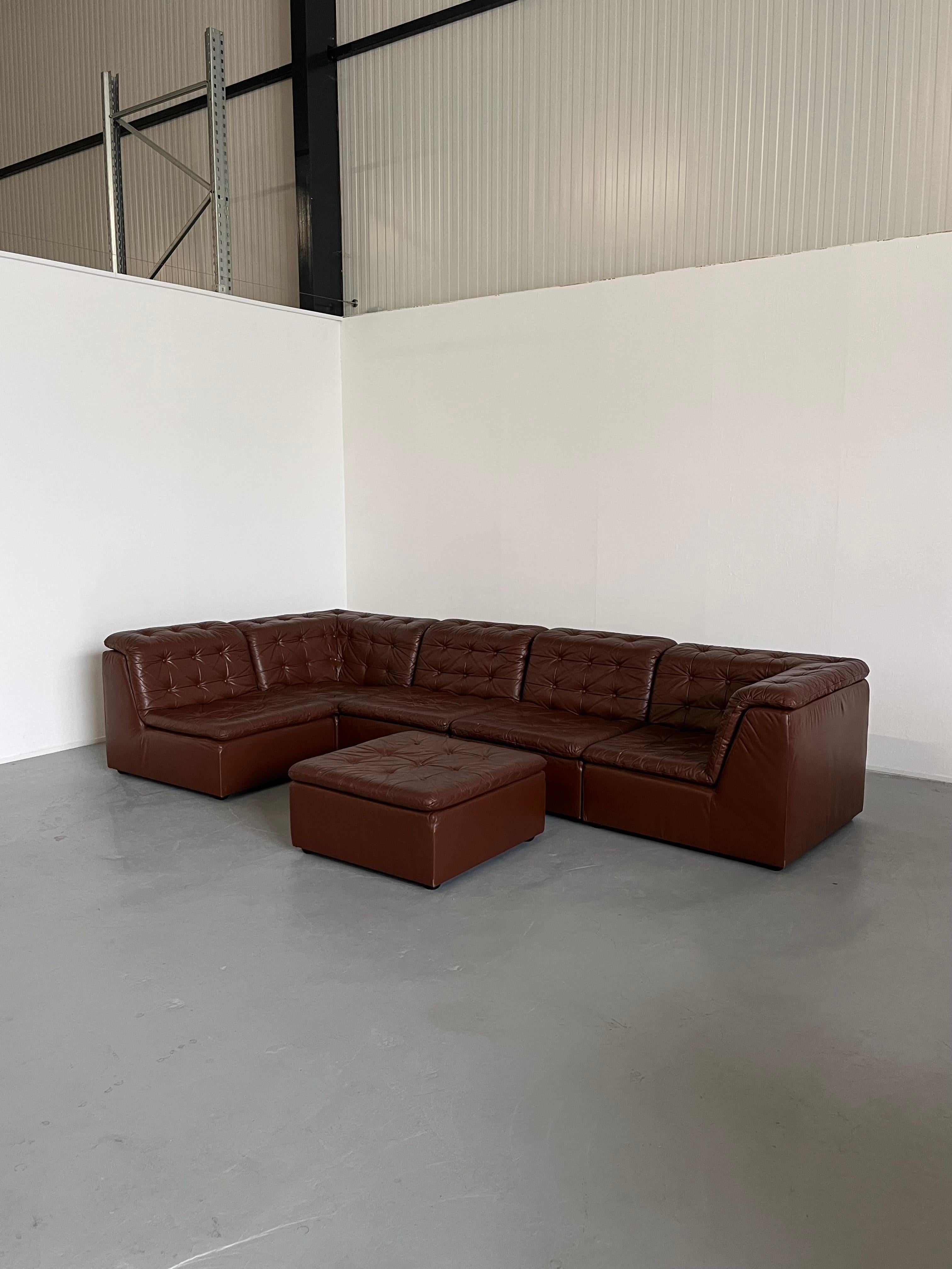 Ein atemberaubendes sechsteiliges Mid-Century Modern Patchwork-Sofa aus cognacbraunem Leder, hergestellt in den späten 1970er Jahren von Laauser, derzeit einer der beliebtesten Hersteller auf dem Vintage-Markt für modulare und Sektionssofas.
Ein