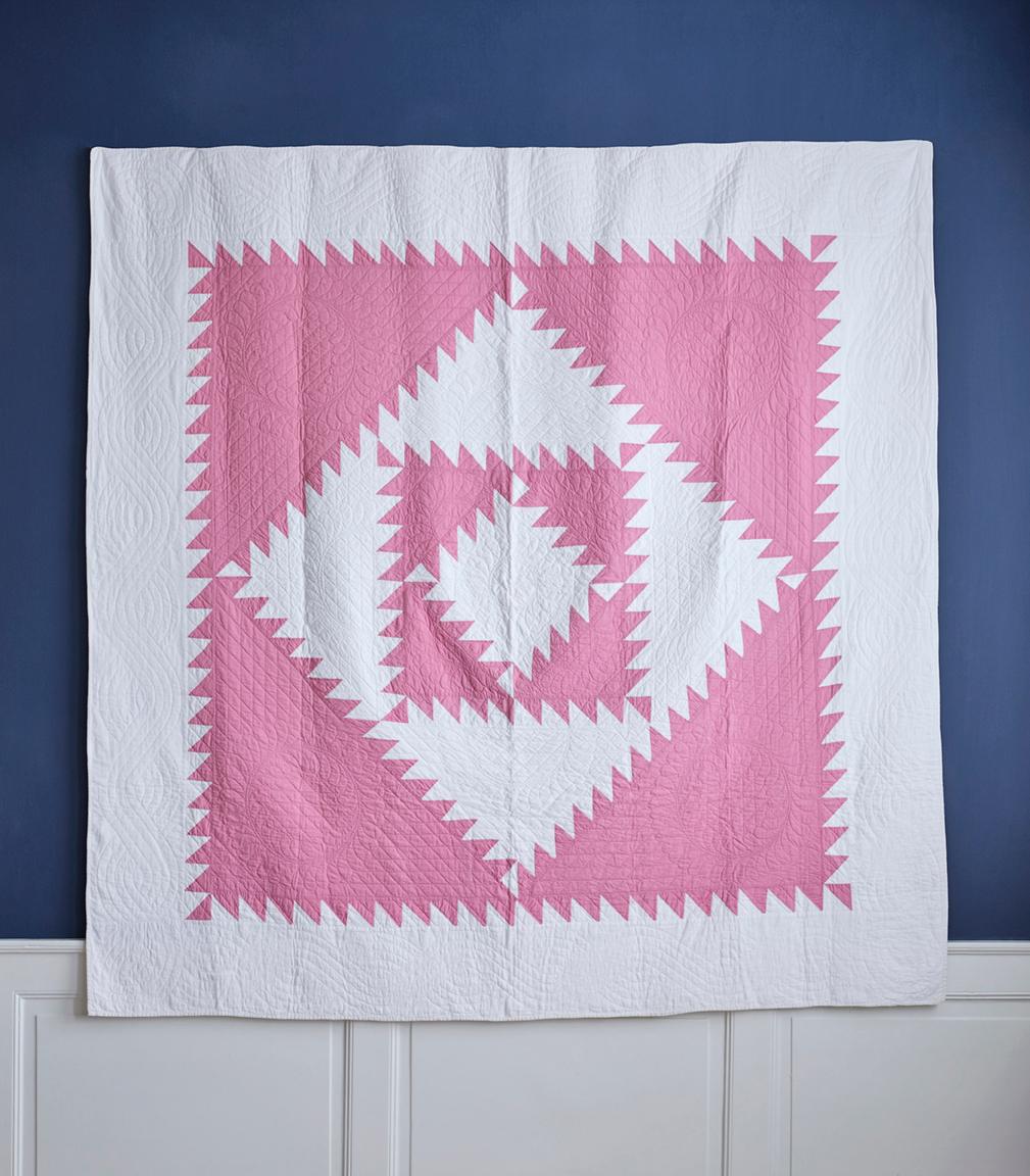 Adorable hand pieced and hand-quilted American 'Diamond Quilt'. Vintage, in colors dusty pink and white colors.



           