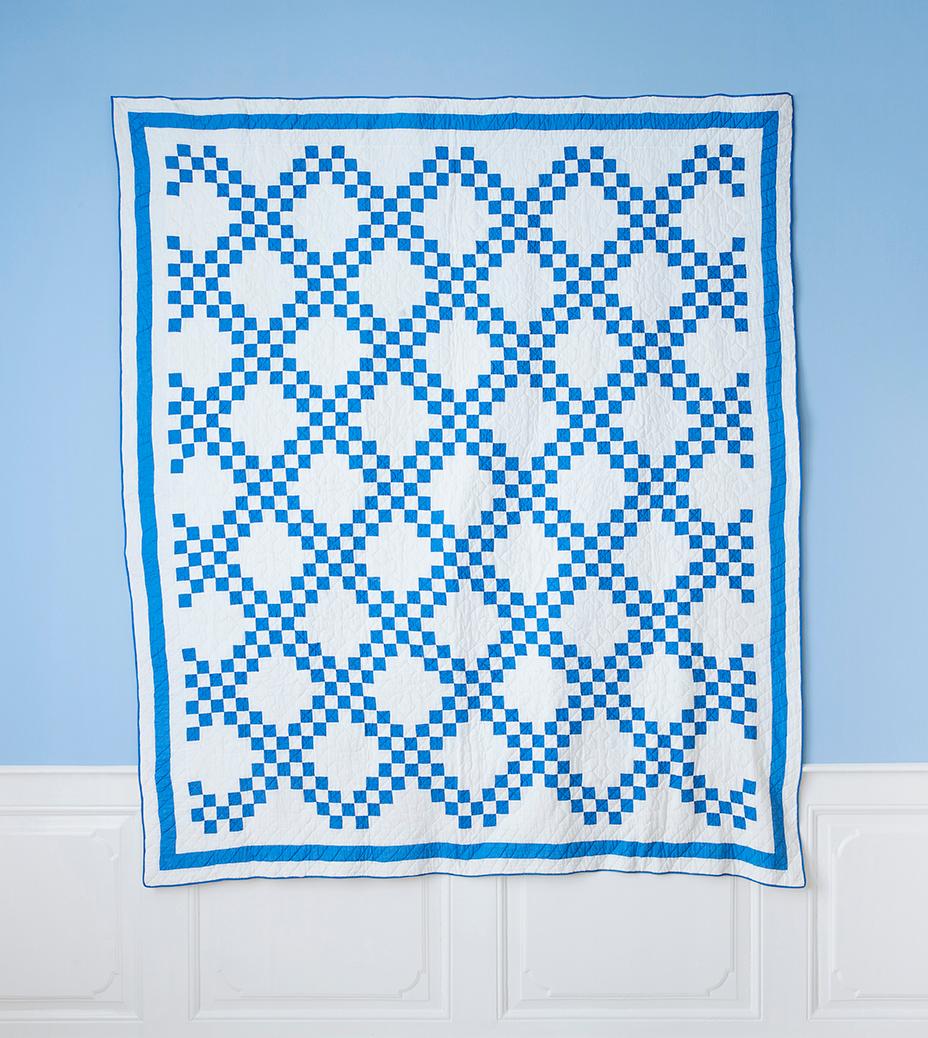 Blue and white ‘Double Irish Chain’ quilt,

USA, 1920s

Measures: H 212 x W 183 cm.