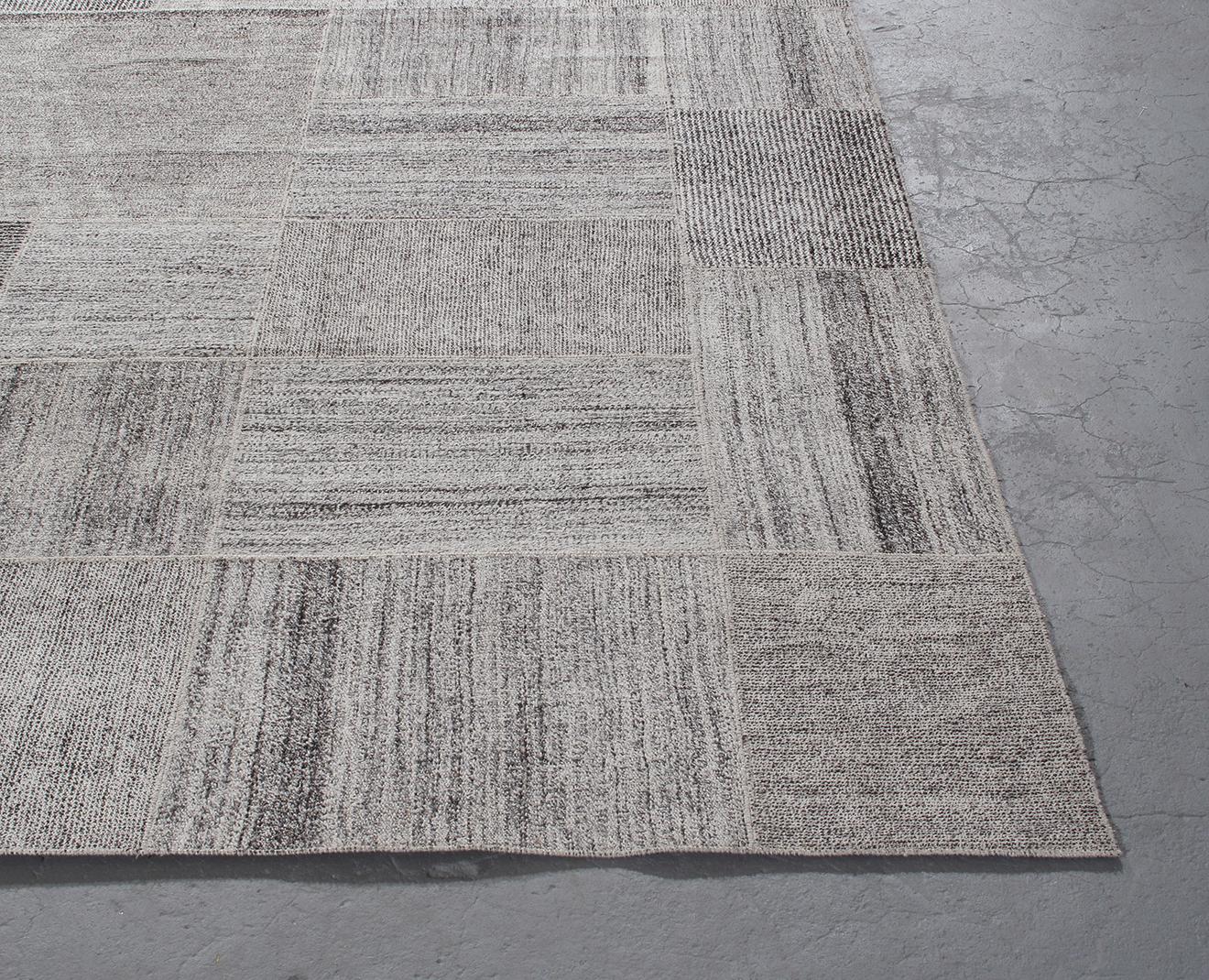 Grauer handgewebter Flachgewebe-Teppich im Patchwork-Stil im Zustand „Neu“ im Angebot in New York, NY