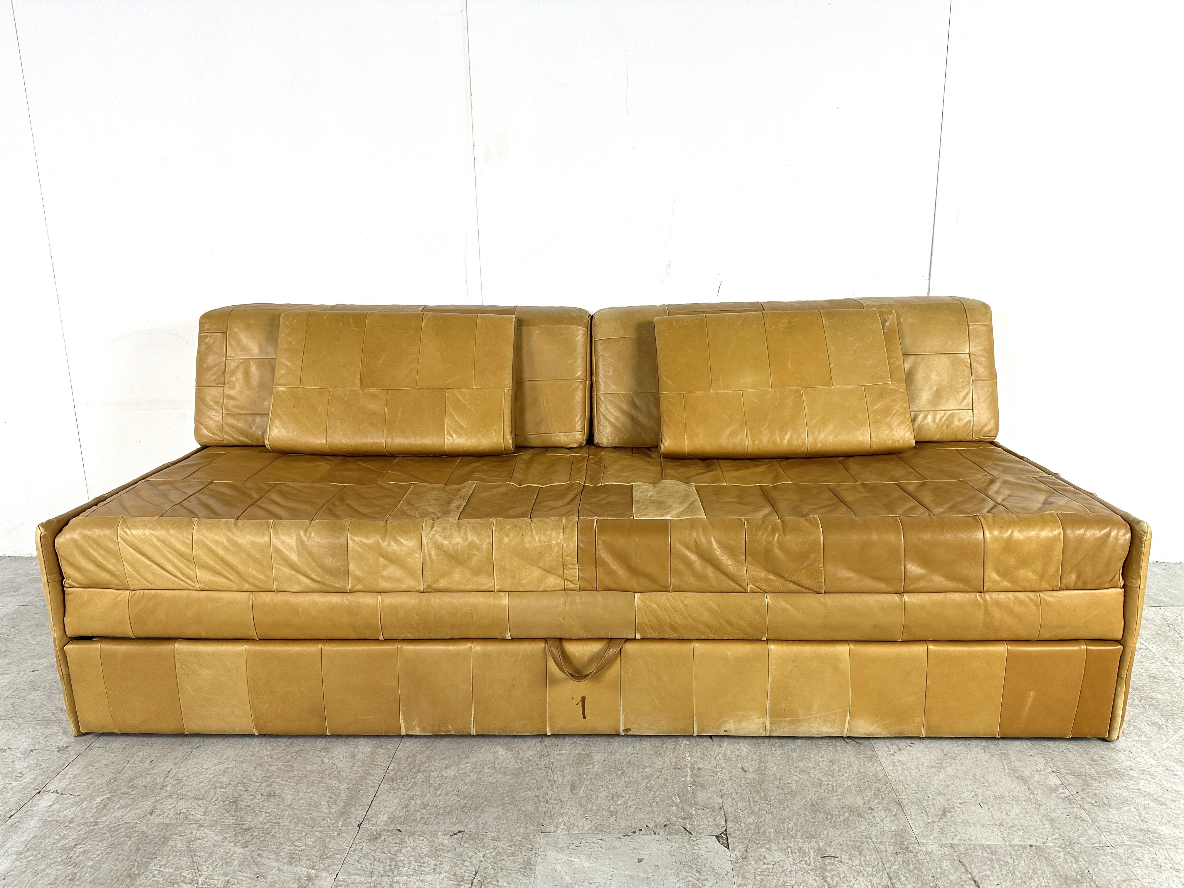 Vintage patchwork leather sofa which can be extended into a bed.

Very handy piece of furniture for a small space or vacation home.

Good vintage look to it thanks to the patchwork leather.

Very much in the style of desede

1970s - Germany

Good