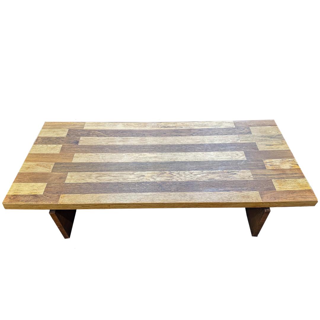 Setzen Sie ein Zeichen mit diesem einzigartigen Couchtisch von Lane Furniture, der in einem auffälligen Patchwork-Design gefertigt ist. Die reichhaltigen Texturen und warmen, natürlichen Farbtöne verleihen ihm Tiefe und Charakter und machen ihn zu