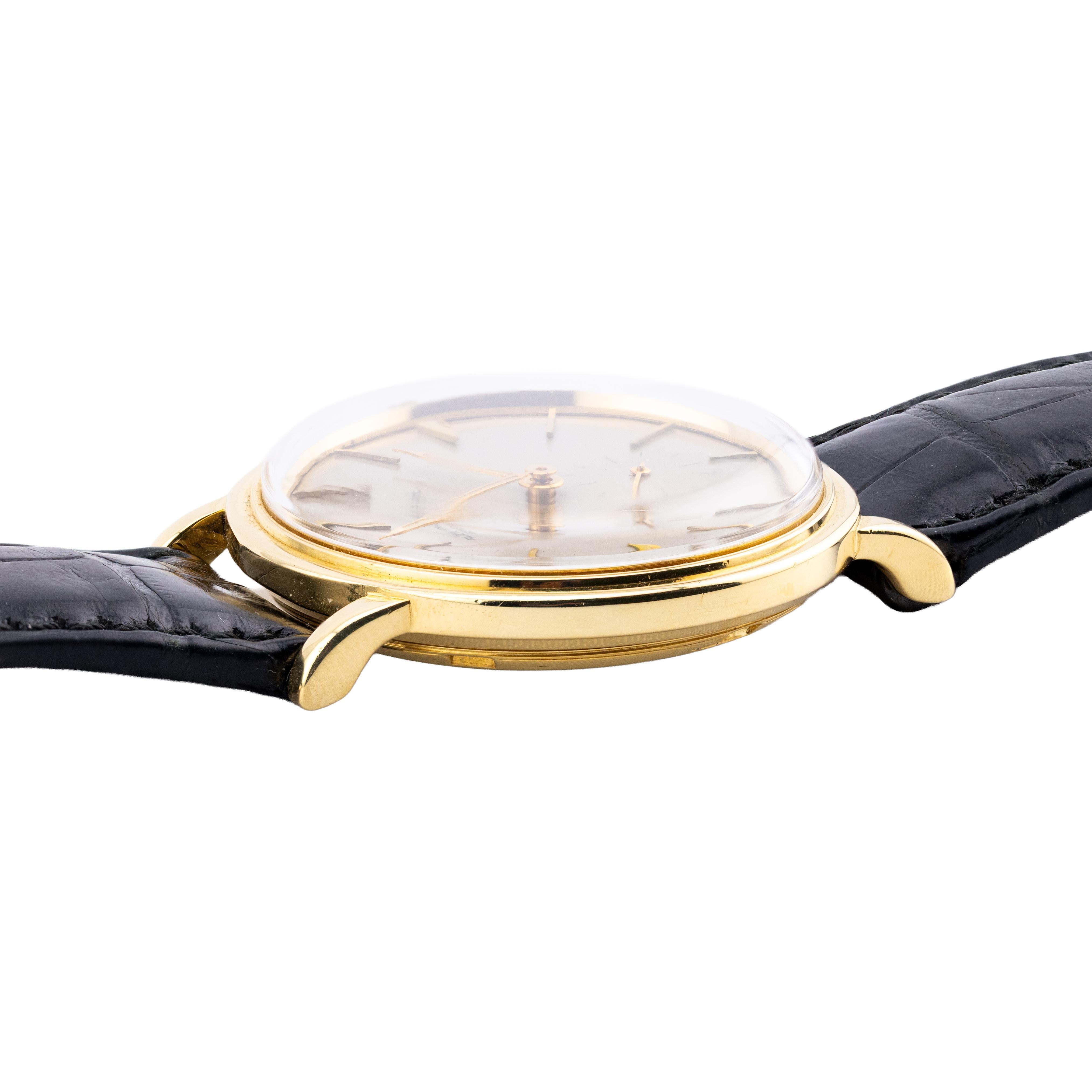Aston Estate Jewelry Presenta:

Un Patek Philippe Calatrava, referencia 3429, con una refinada esfera soleada.  

La caja redonda mide 35 mm de ancho y tiene una esfera plateada con índices de bastón. La esfera está marcada por un pequeño segundero,