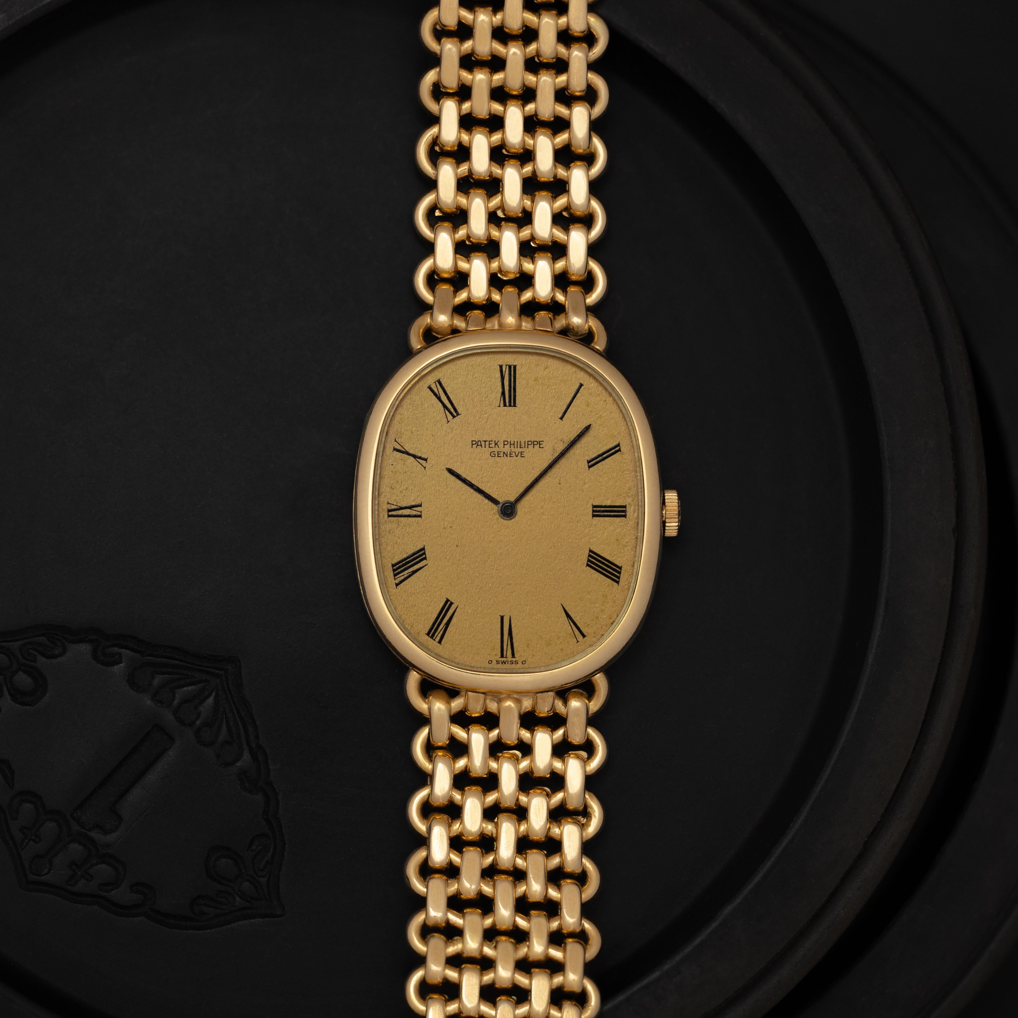 Patek Philippe Grand Ellipse d'epoca in oro giallo 18 carati
Bracciale a catena integrato da 18k
28mmx 32mm Quadrante ovale champagne, numeri romani
modello 3848/1 
Carica manuale
Prodotto in Svizzera 
83 grammi
Si adatta a un polso di 7,5