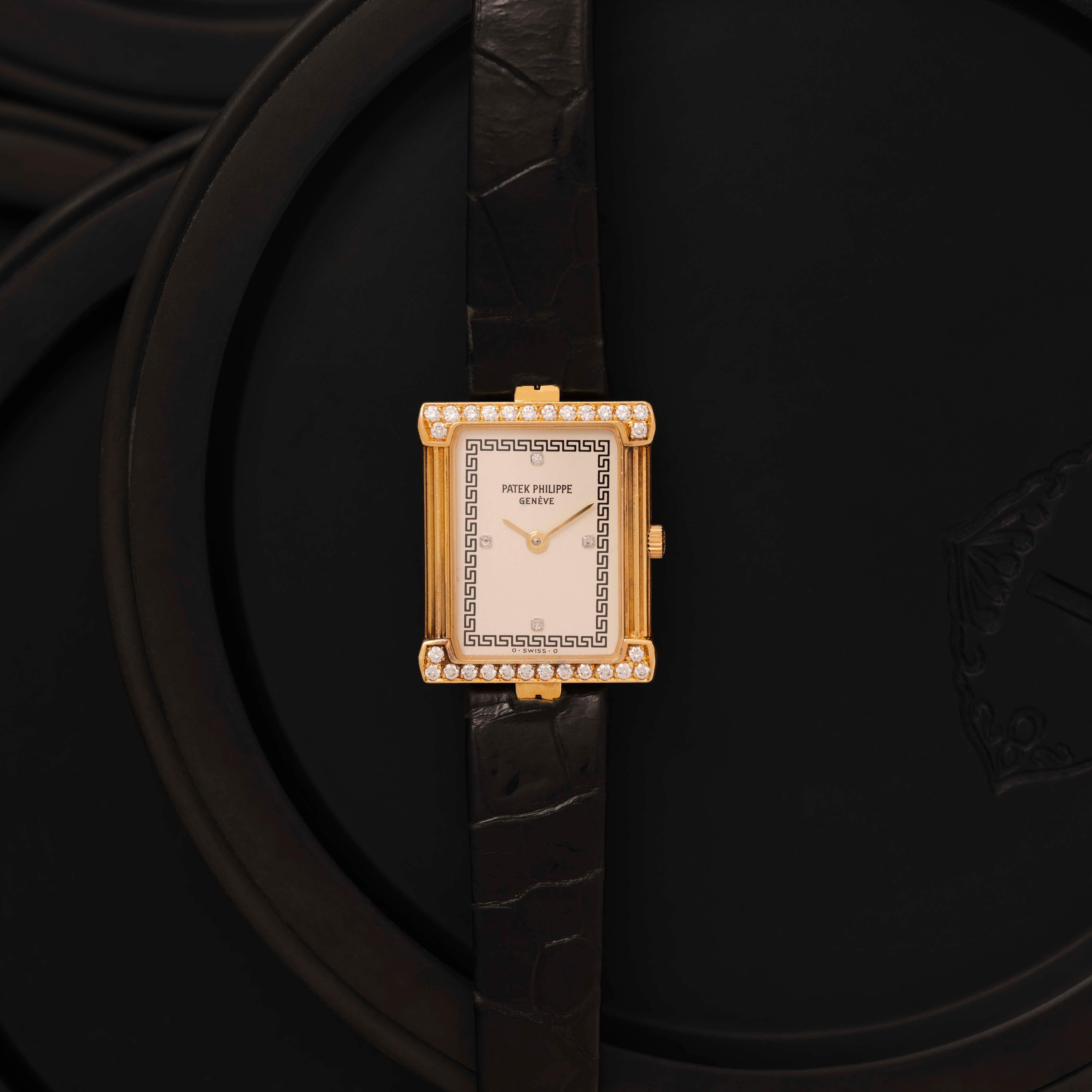 Fabbricante: Patek Philippe
Modello: Les Grecques 4732J
Anno: 1980
Materiale: oro giallo 18k
Quadrante: Diamante e chiave greca
Misura della cassa: 24 mm x 26 mm
Movimento: Quarzo
Condizioni: Molto buono
Peso: 22 grammi
Dimensioni: Regolabile, si