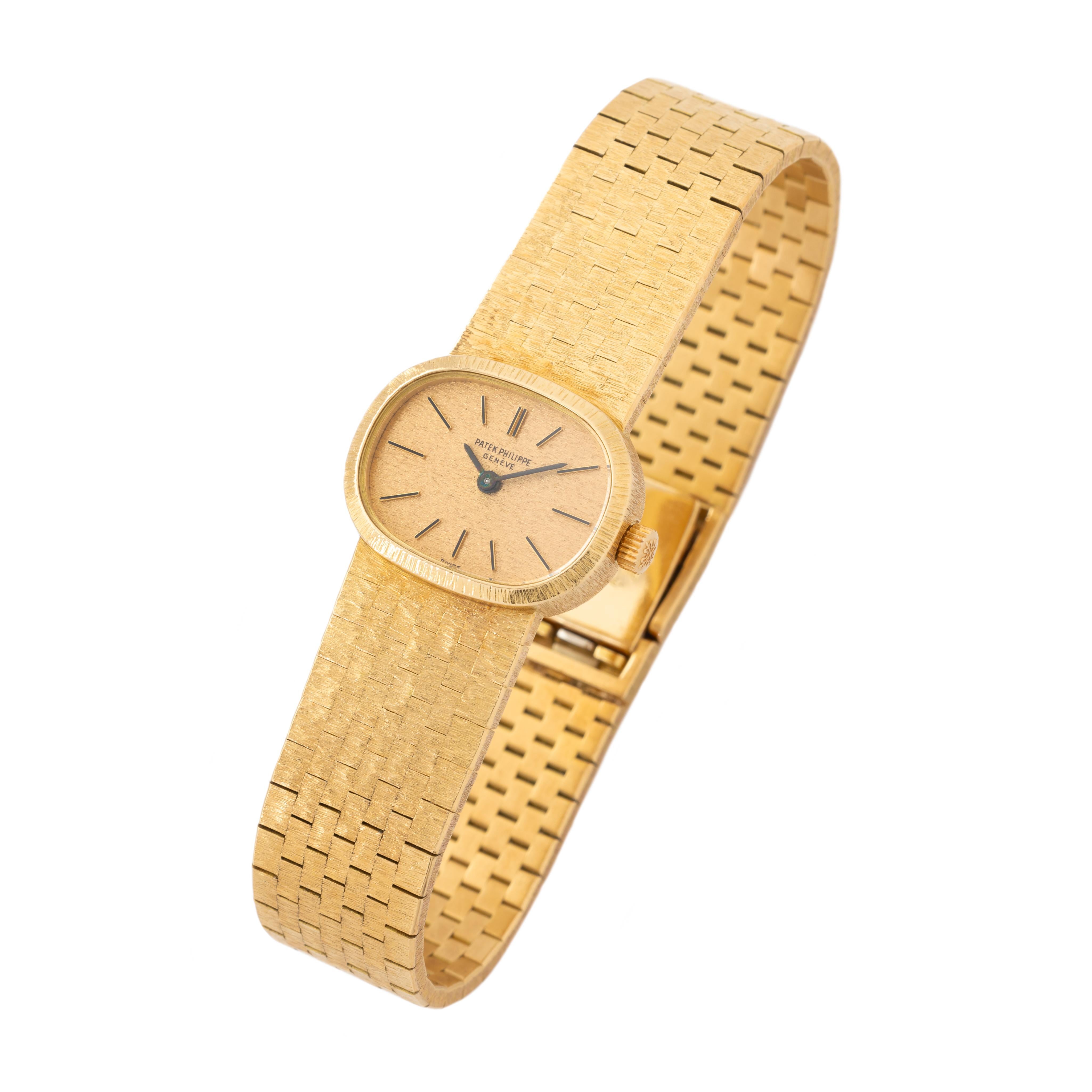 Women's or Men's Vintage Patek Philippe 18k Yellow Gold  Model 3373/1 Ellipse