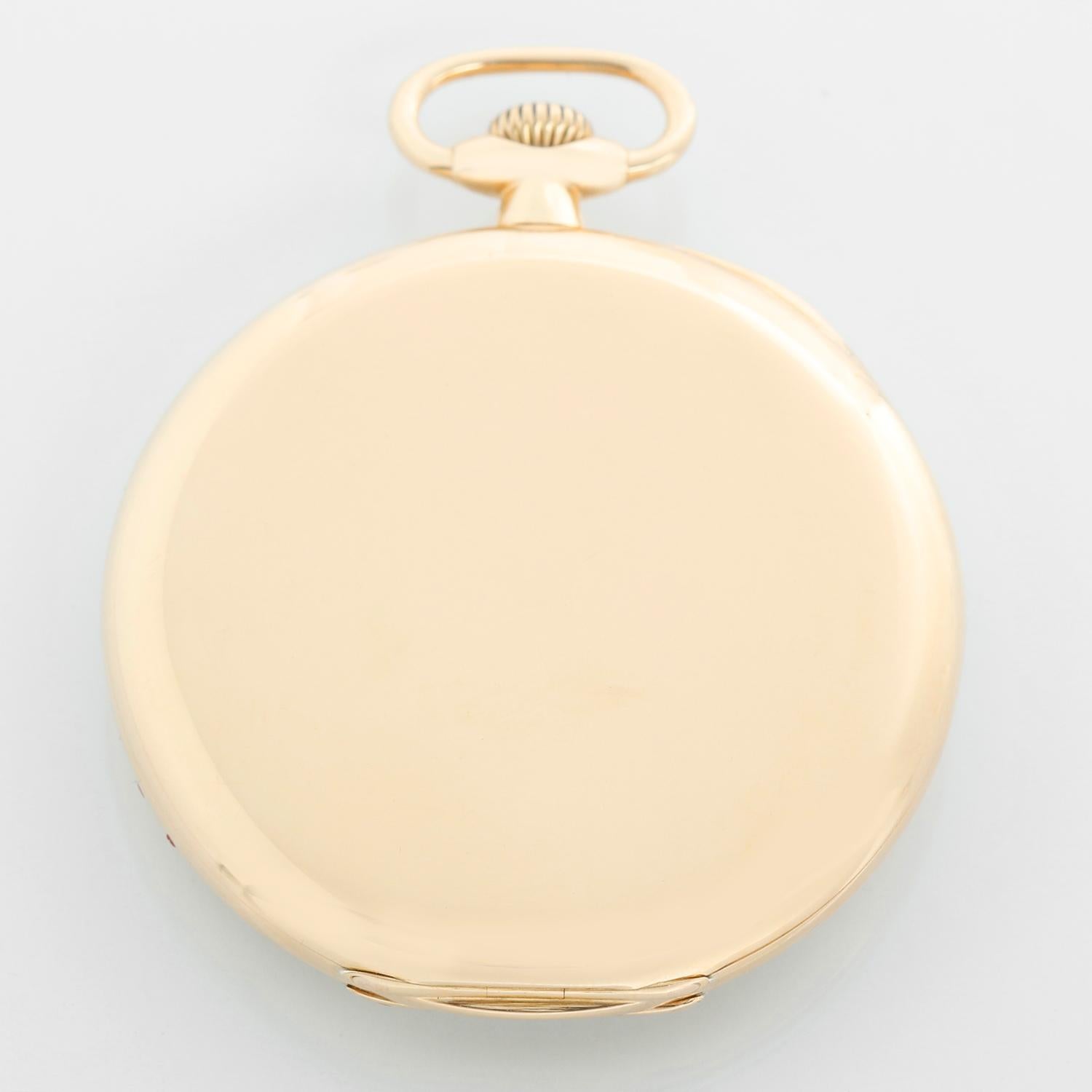 Orologio da tasca aperto d'epoca Patek Philippe in oro giallo 18 carati - Carica manuale. Cassa in oro giallo 18k (46,5 mm). Quadrante argentato con numeri arabi in rilievo in oro; quadrante dei secondi a ore 6. Usato con scatola DeMesy.

