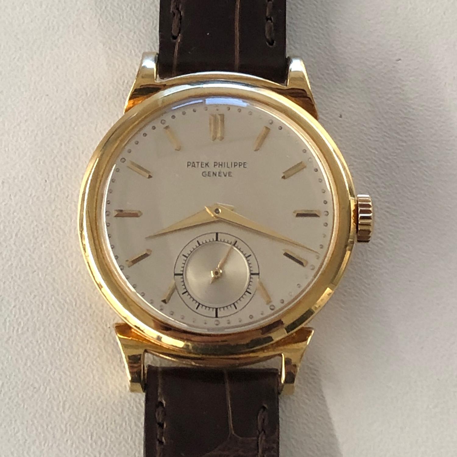 Vintage Patek Philippe Calatrava 18k Gelbgold Scroll Lugs Watch Ref 1491 - Handaufzug. 18k Gelbgold Gehäuse mit fancy Scroll Stil Nasen (34 mm Durchmesser). Versilbertes Zifferblatt mit erhabenem Emailleaufdruck und goldenen Indexen. Braunes Patek